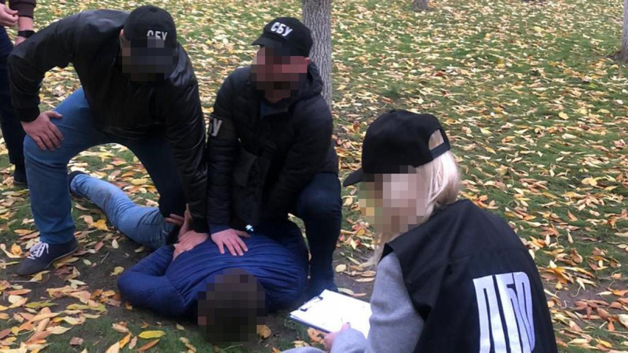 85,5 тис грн за безперешкодне зняття арешту з майна та закриття кримінального провадження - ДБР затримало слідчого херсонської поліції