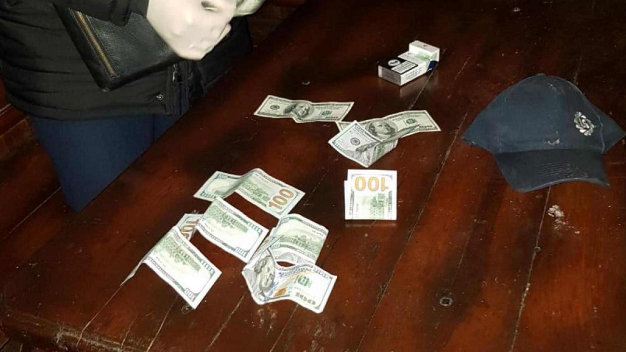 1000 доларів США за уникнення покарання через крадіжку – поліцейського Вінниччини затримано на хабарі 