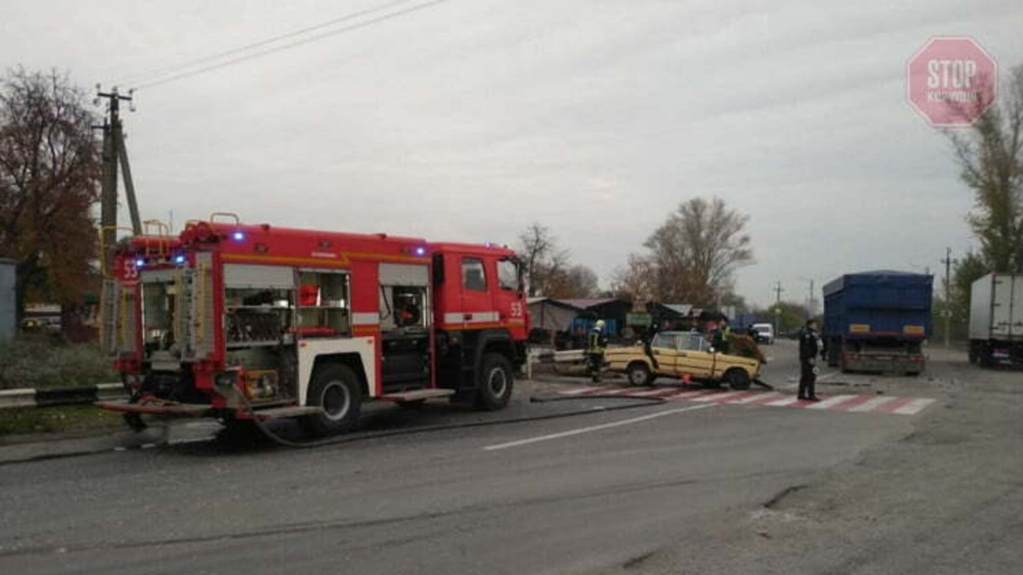 У Дніпропетровській області водія вирізали із розтрощеної у ДТП із вантажівкою автівки (фото, відео)