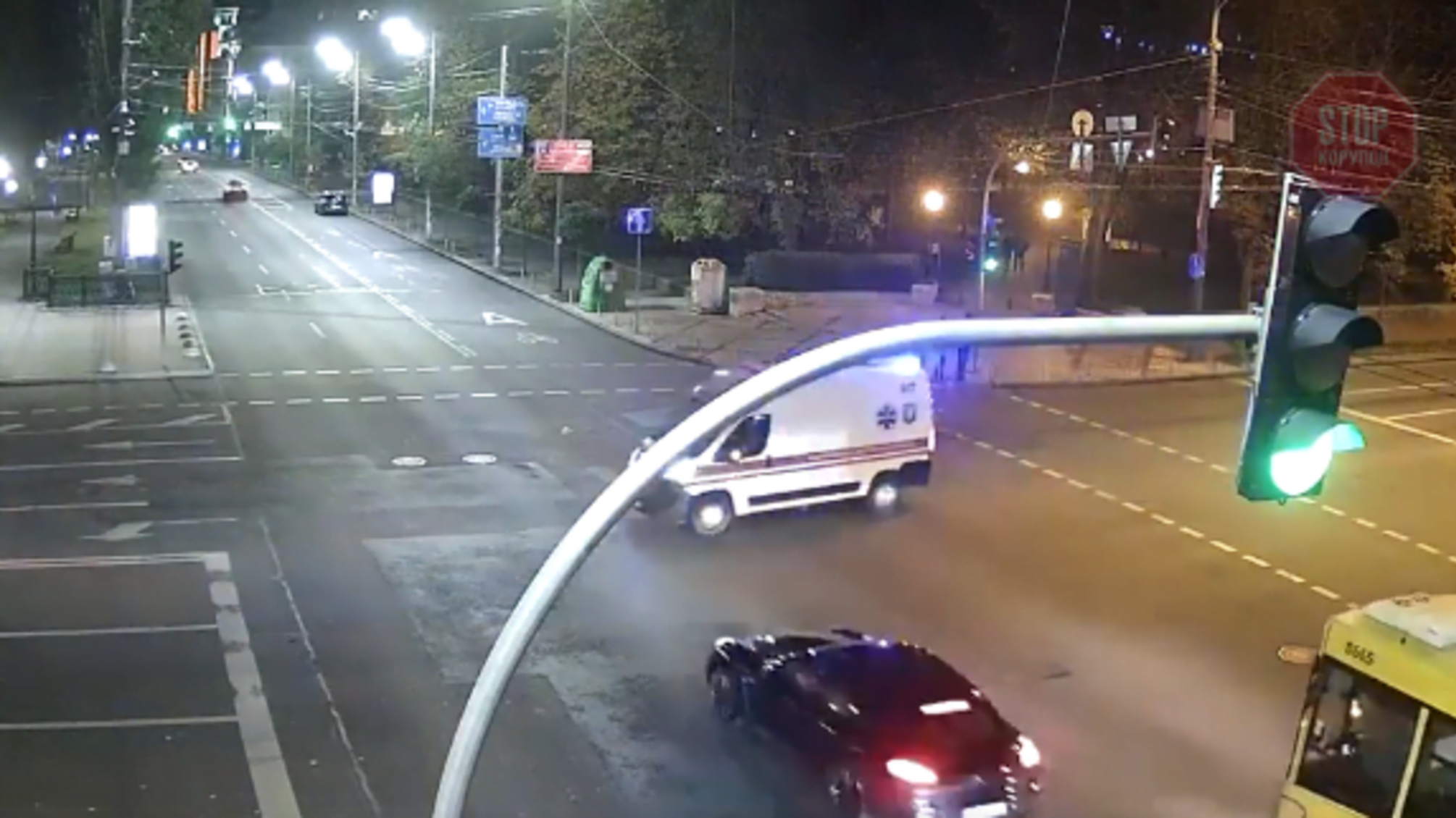 У столиці 'Porsche' протаранив 'швидку', є постраждалі (відео)