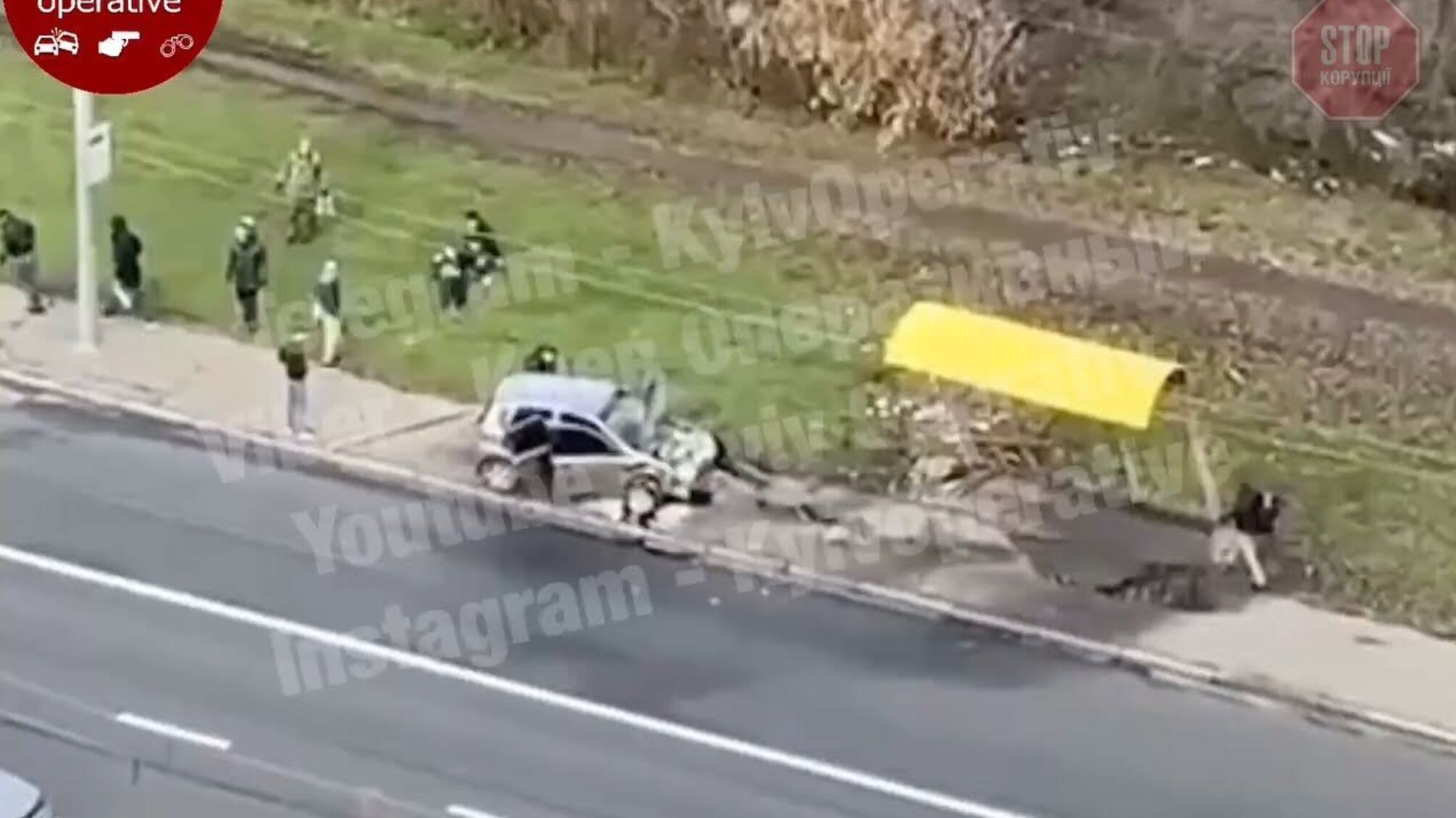 У столиці іномарка врізалася у зупинку і зайнялася, є постраждалий (відео)