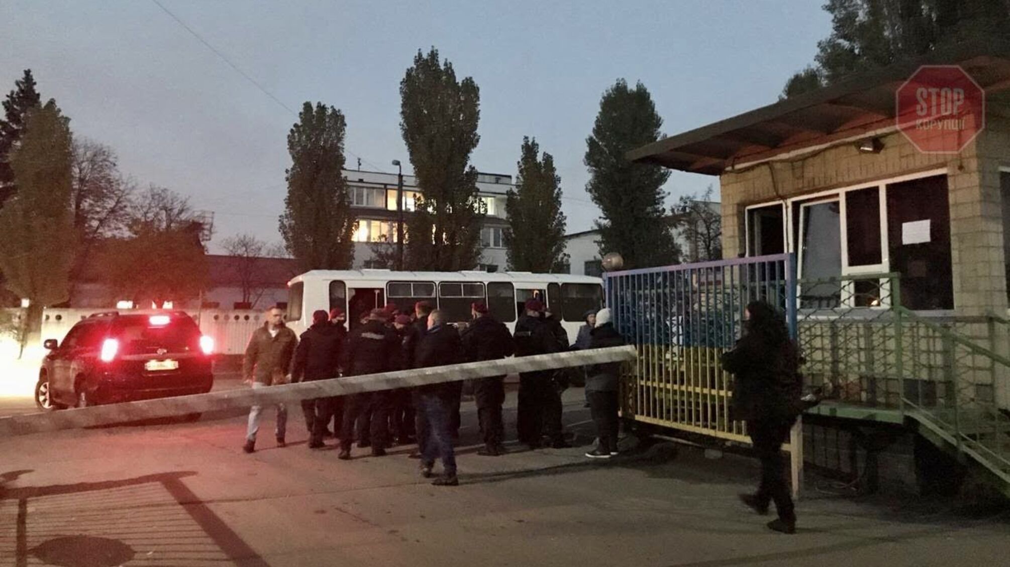 Мільйонер-аферист: у Києві тітушки Юркевича намагались захопити будівлю (фото)