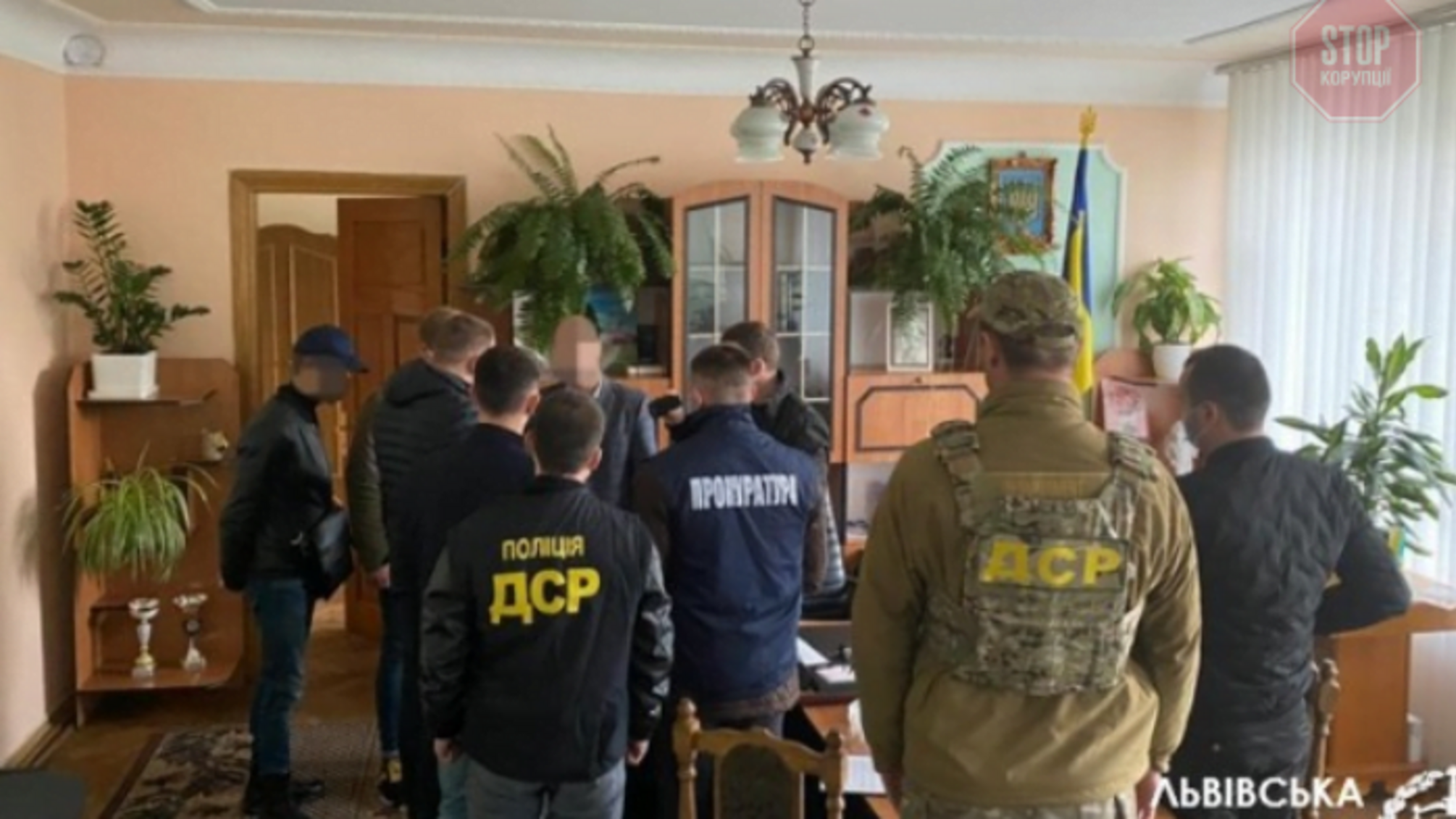 На Львівщині голову РДА викрили на хабарі талонами на пальне