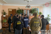 На Львівщині голову РДА викрили на хабарі талонами на пальне