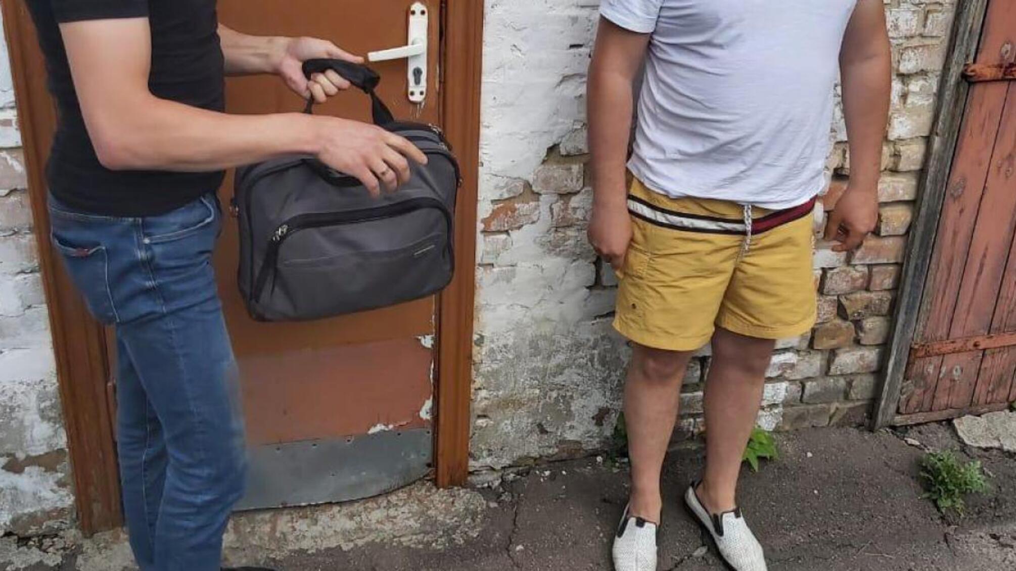 Неправомірна вигода у два ноутбуки від поліцейського – прокурор з Рівненщини постане перед судом