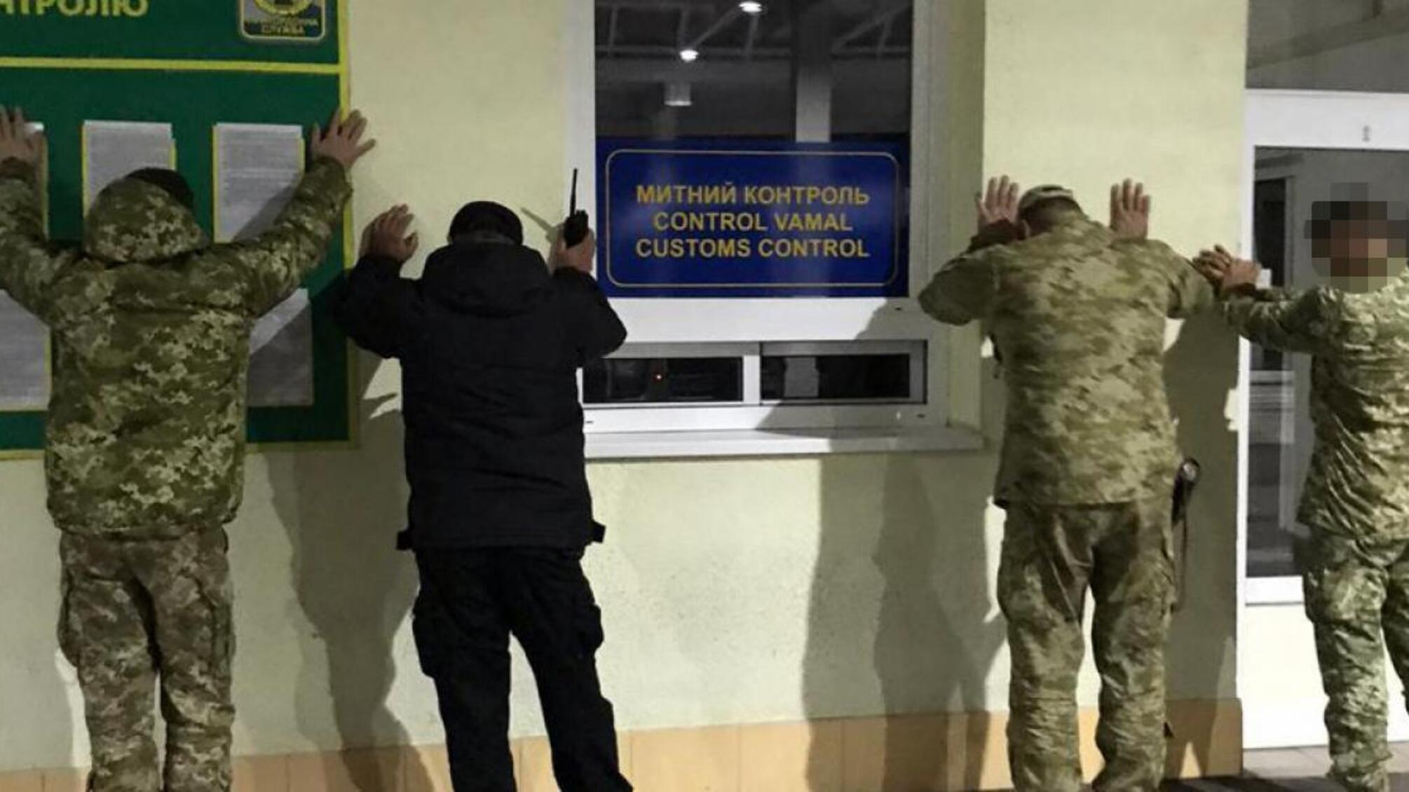 Систематичні хабарі на митному пості «Солотвино» - ДБР викрило посадовців митниці