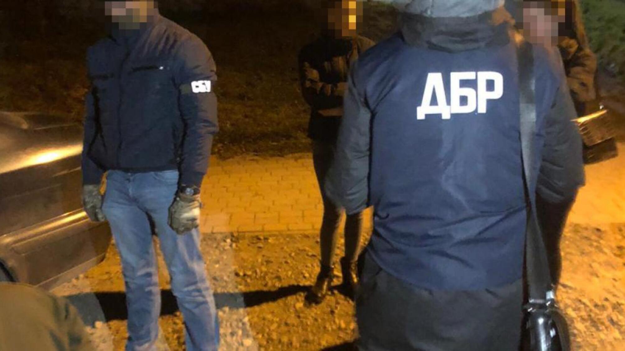 ДБР затримало прикордонника та лісничого, які сприяли контрабанді тютюну