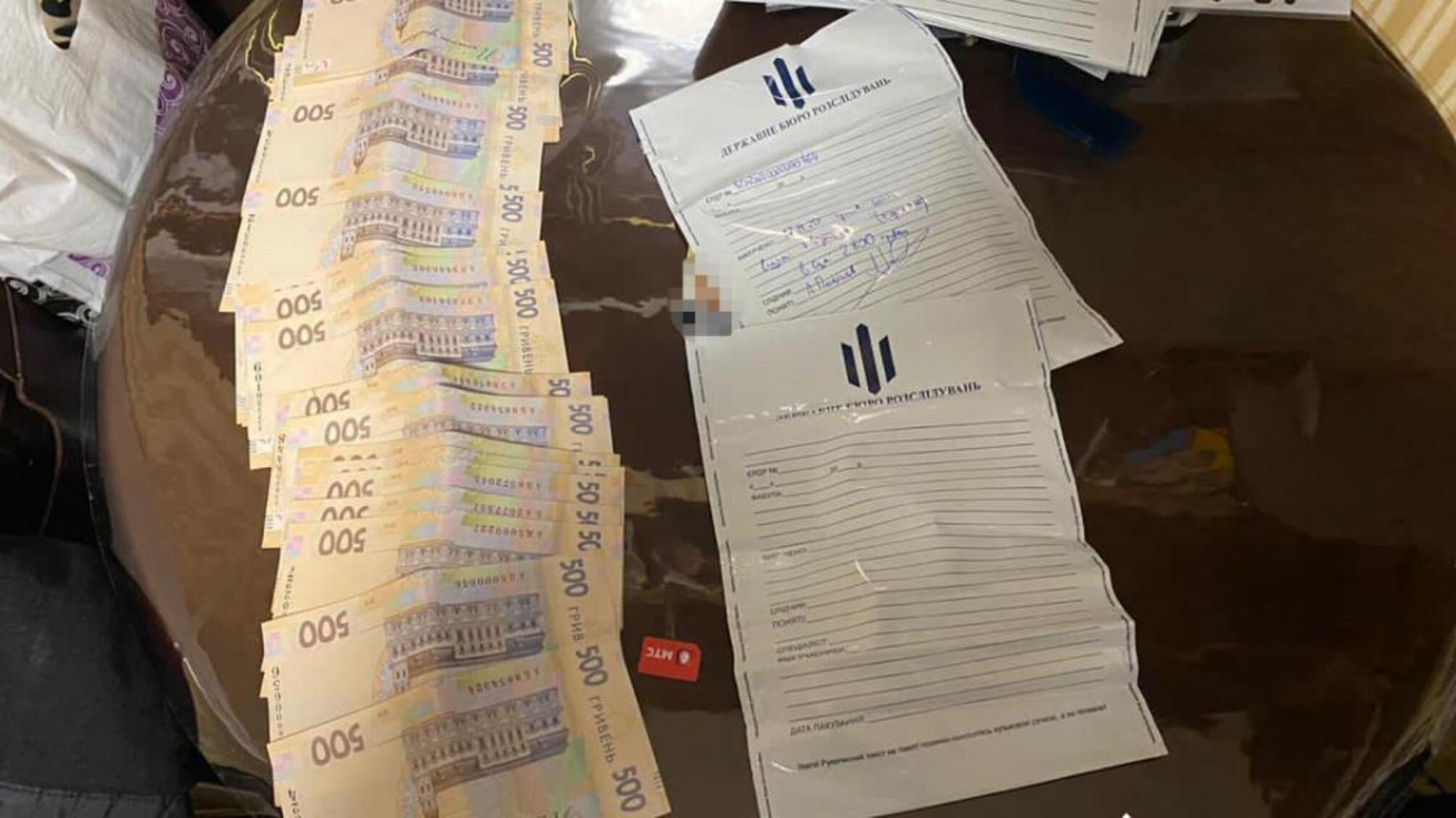 Слідчі ДБР блокували злочинну схему з вимагання неправомірної вигоди у підприємців, яку організував посадовець ДФС (ВІДЕО)