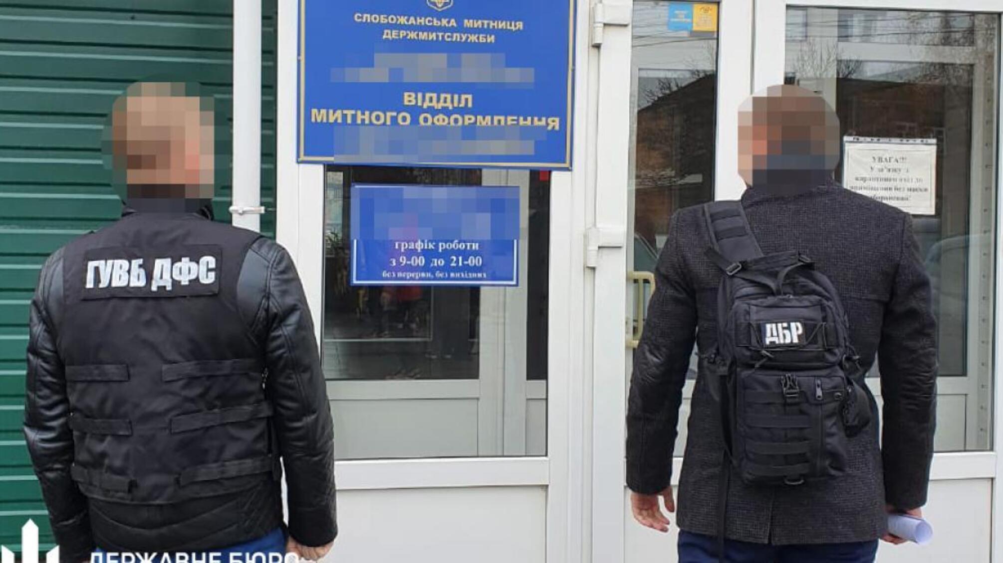 Понад 130 000 гривень збитків — інспектору митного посту повідомлено про підозру у зловживанні службовим становищем