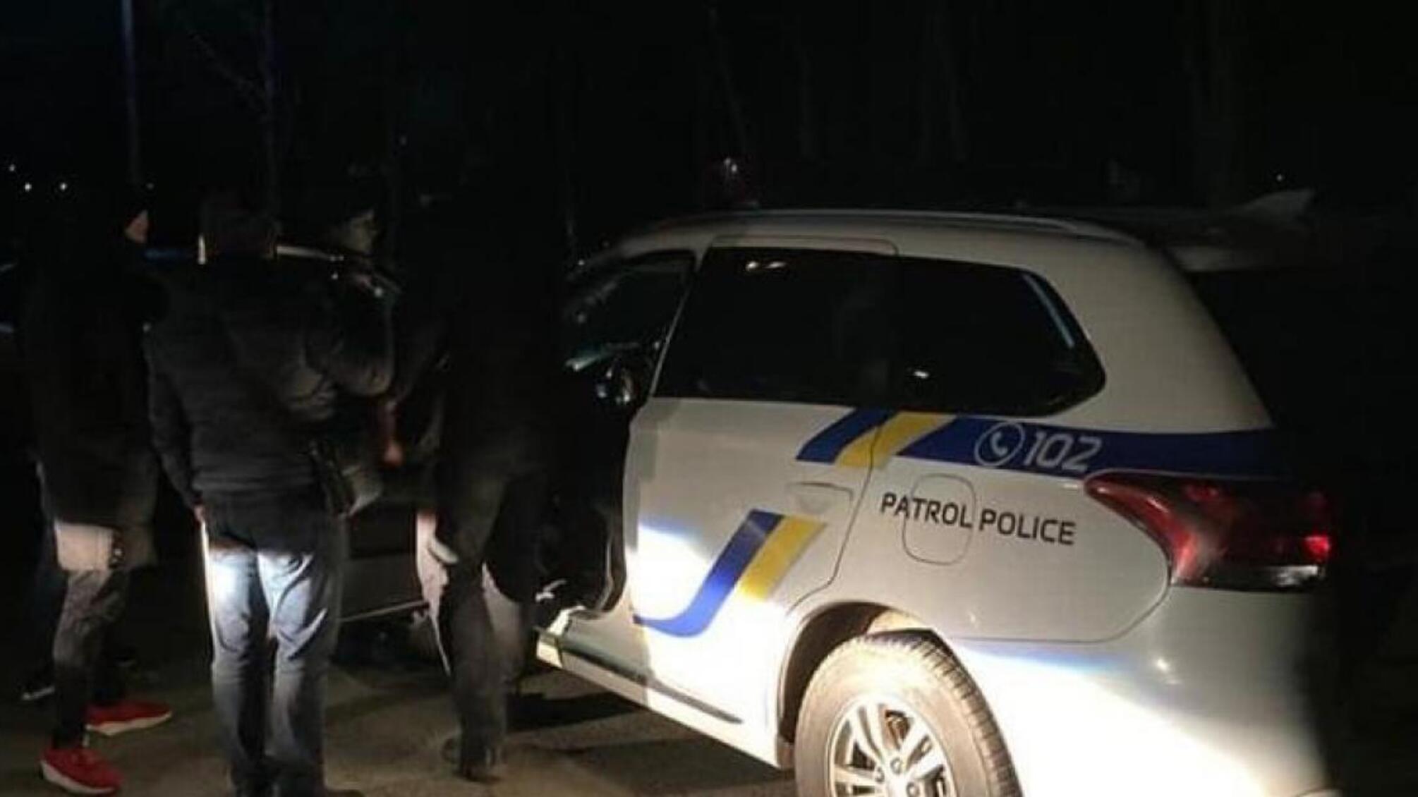 «Закрили очі» на водіння в стані алкогольного сп’яніння – слідчі ДБР затримали двох патрульних Житомирщини на хабарі