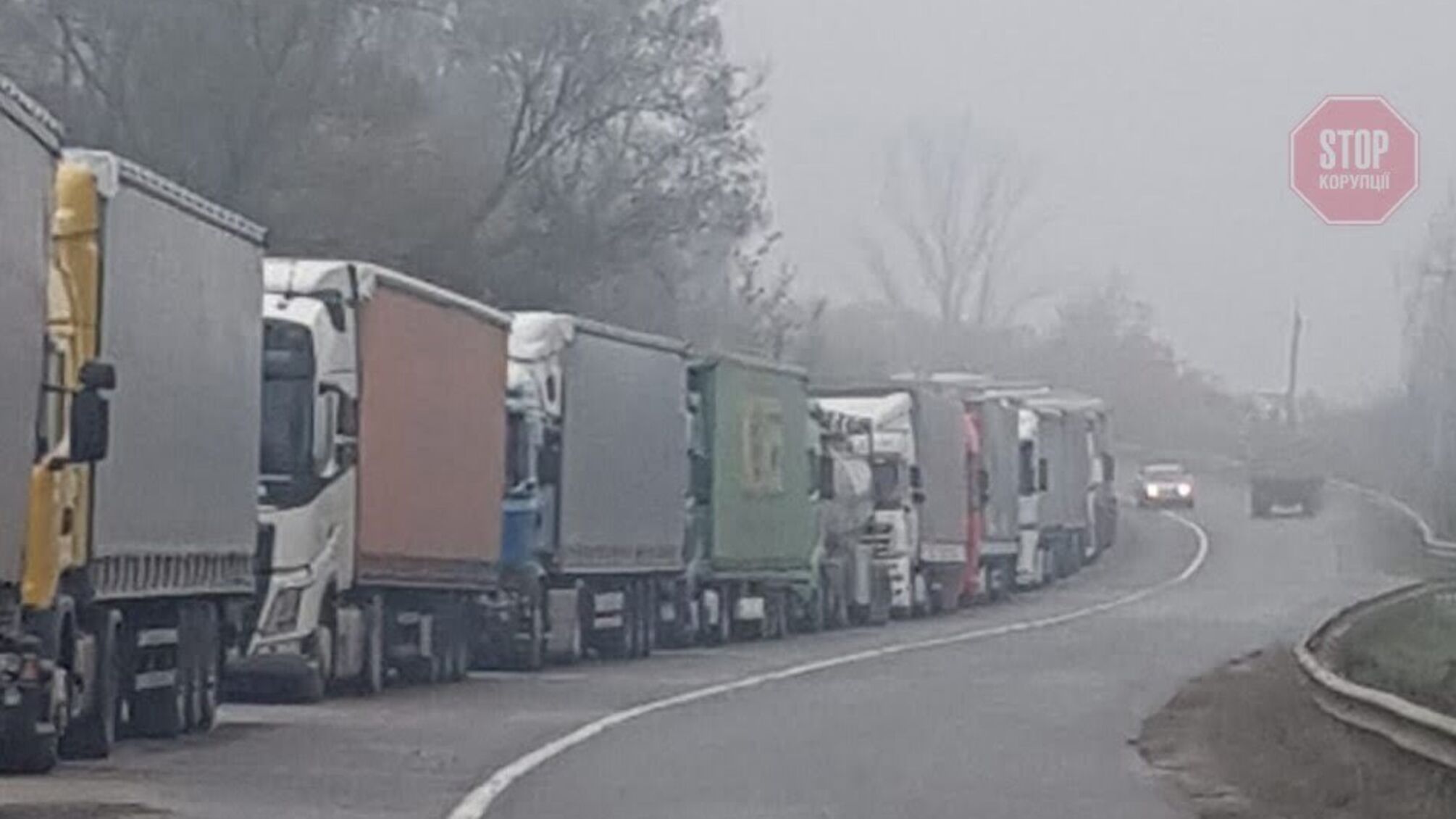 Від 5 тисяч гривень: на кордоні зі Словаччиною у перевізників вимагають гроші