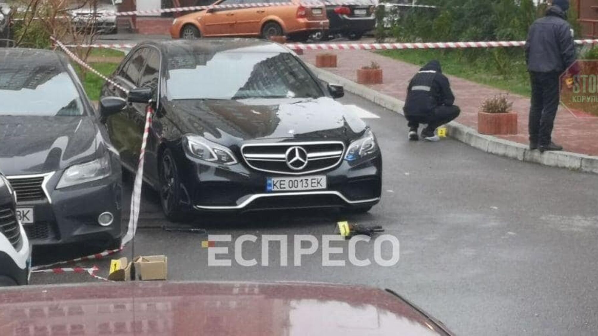 У Києві з автомата обстріляли іномарку (фото)