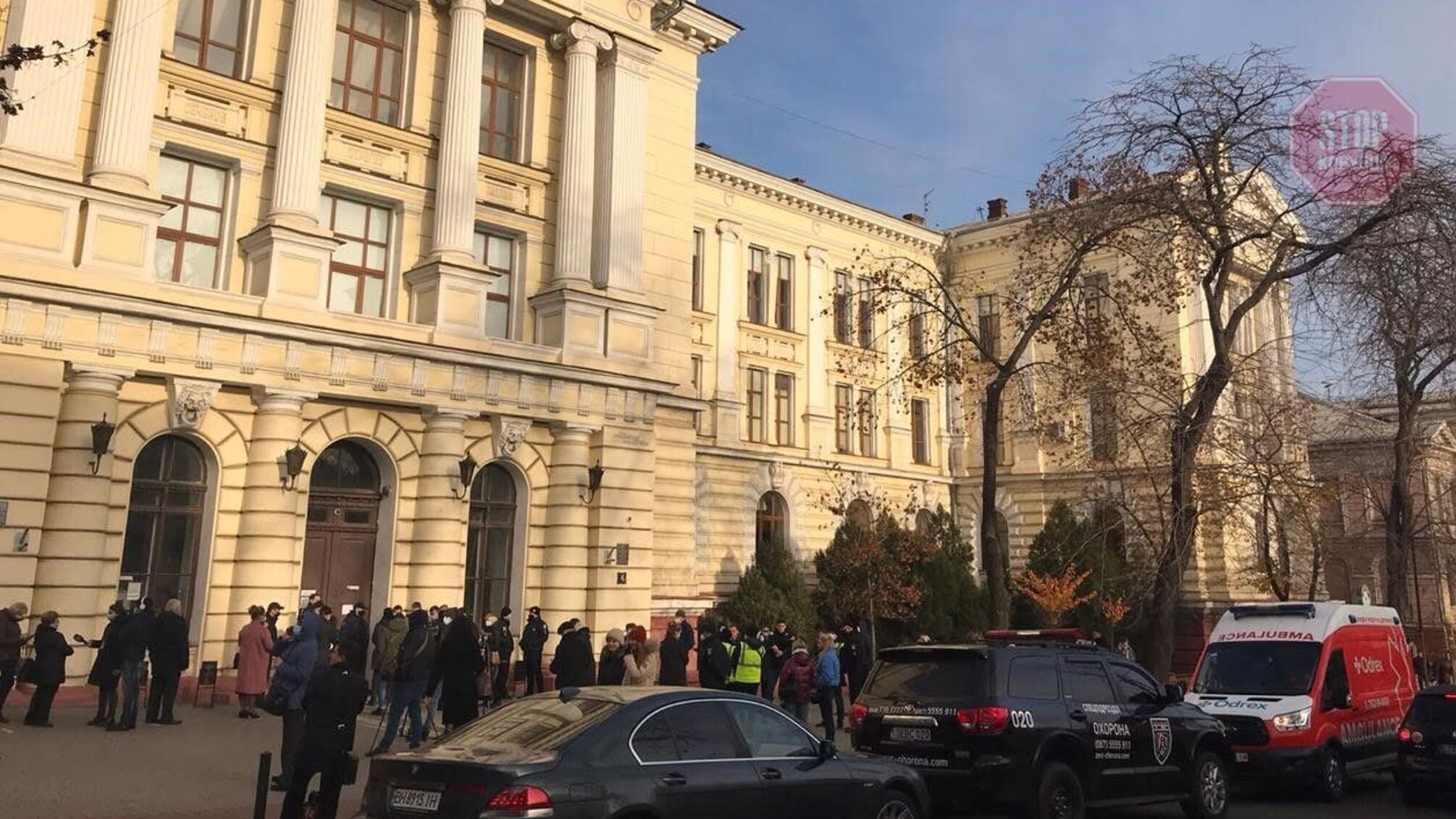 Вибори ректора ОНМедУ: в Одесі вишикувалися черги з охочих проголосувати (фото)