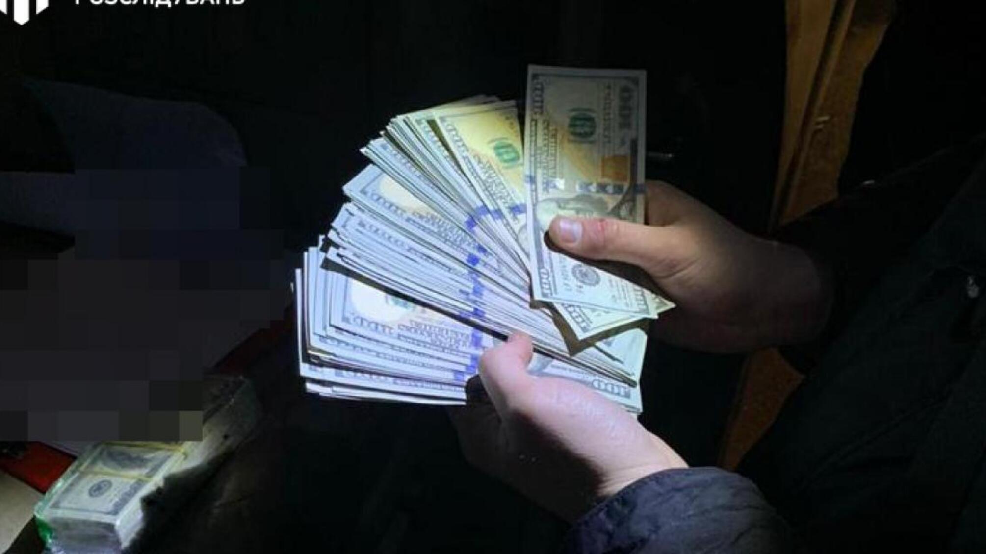 Збут 50 000 фальшивих доларів – ДБР затримало двох осіб (ВІДЕО)