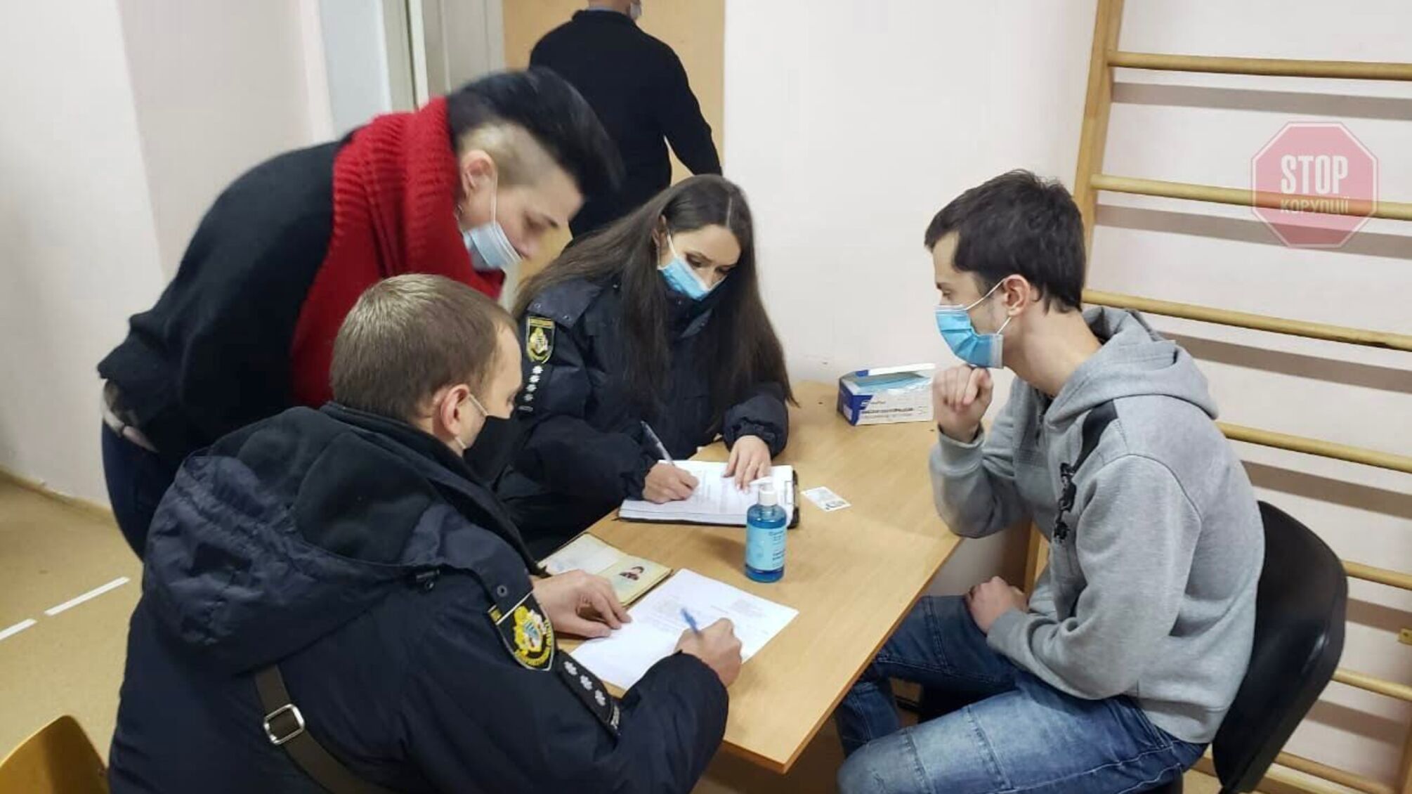 Масові обшуки в Дніпрі: копи перевіряють телефони куплених Красновим виборців (фото)