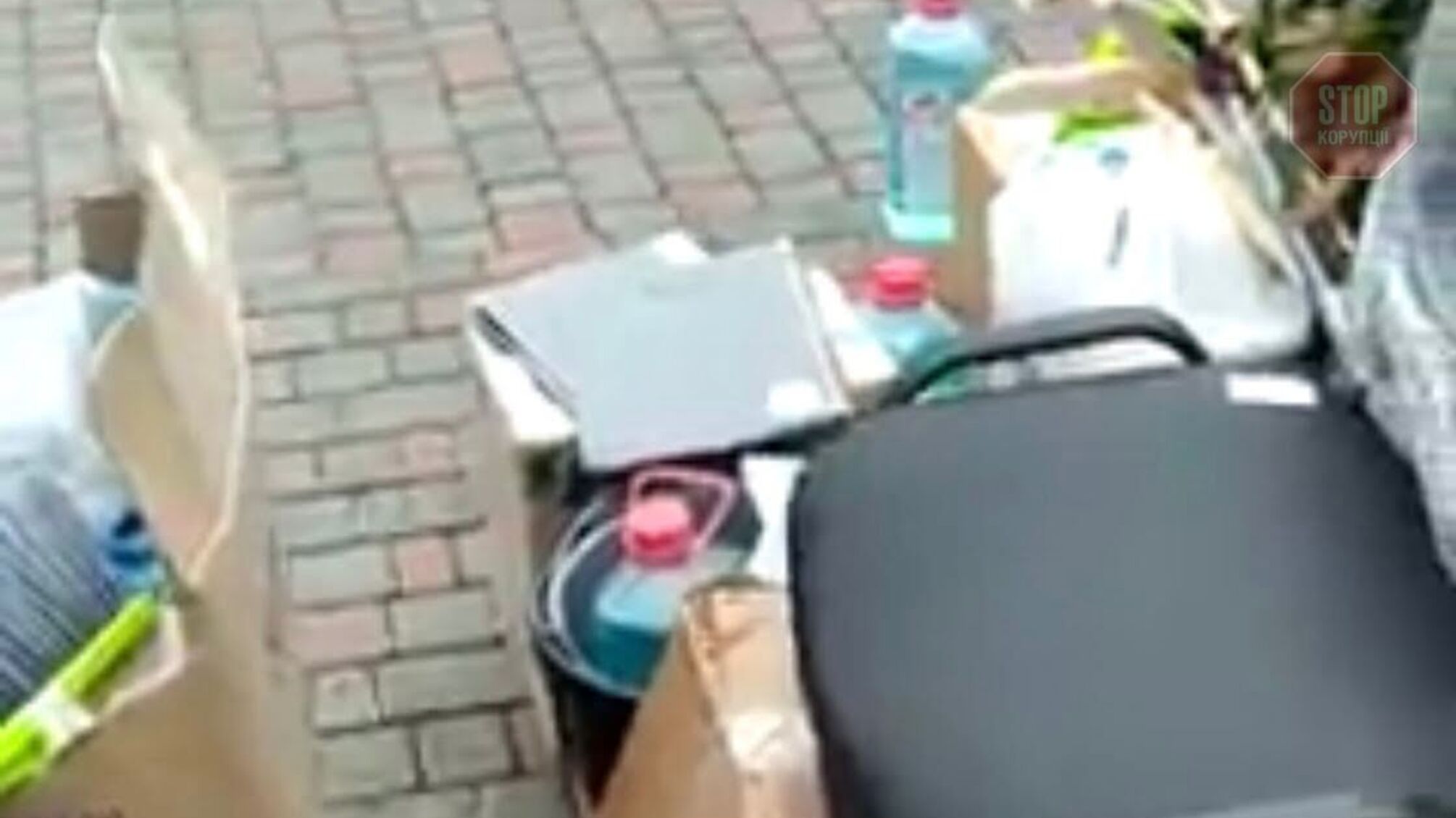 На Одещині селяни повикидали ліки, які волонтери привезли у місцеву амбулаторію (відео)