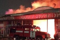 Вогонь встиг знищити 25 павільйонів: у Харкові горить торговельний центр (відео)