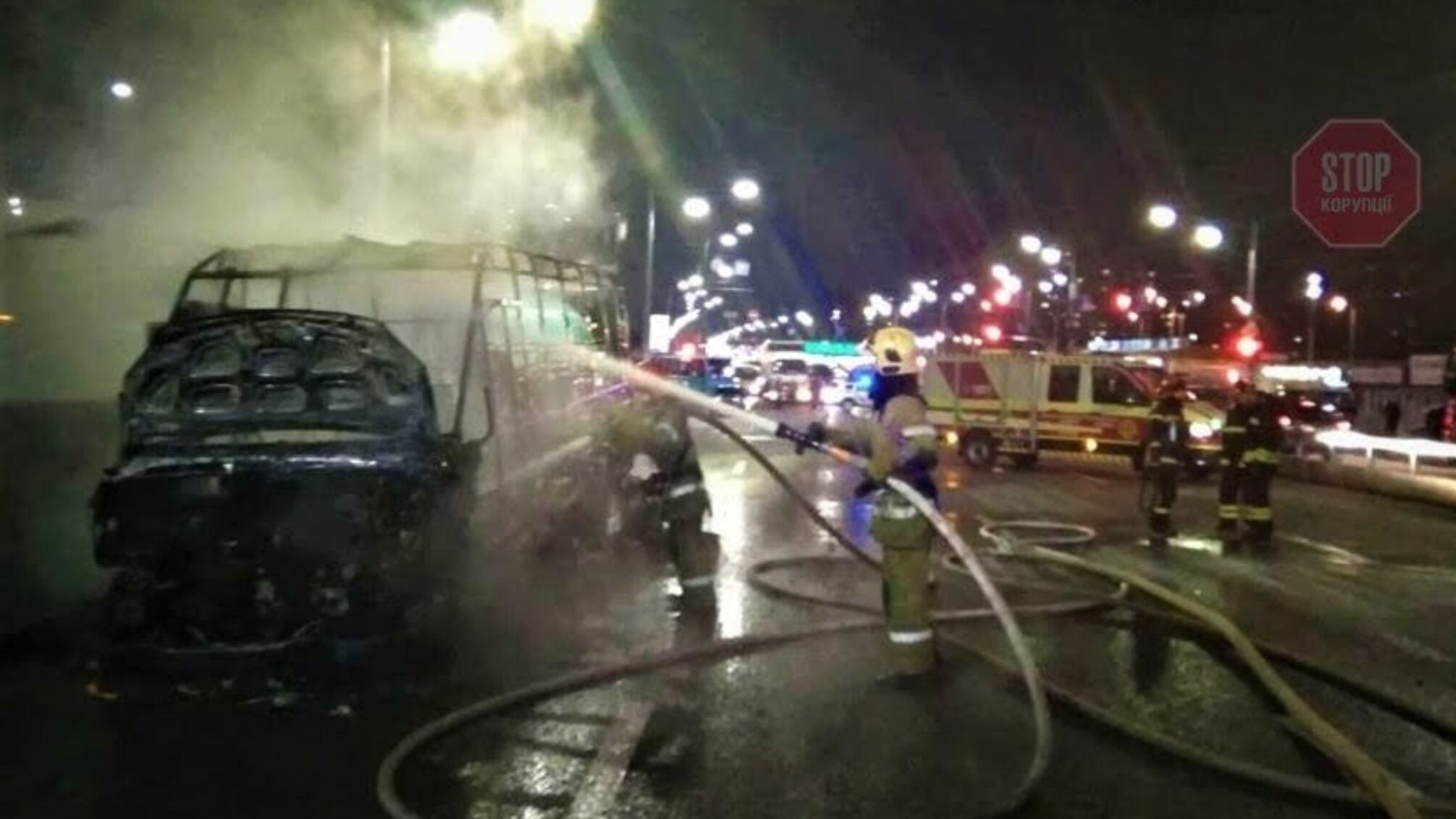 На столичній зупинці згоріла маршрутка