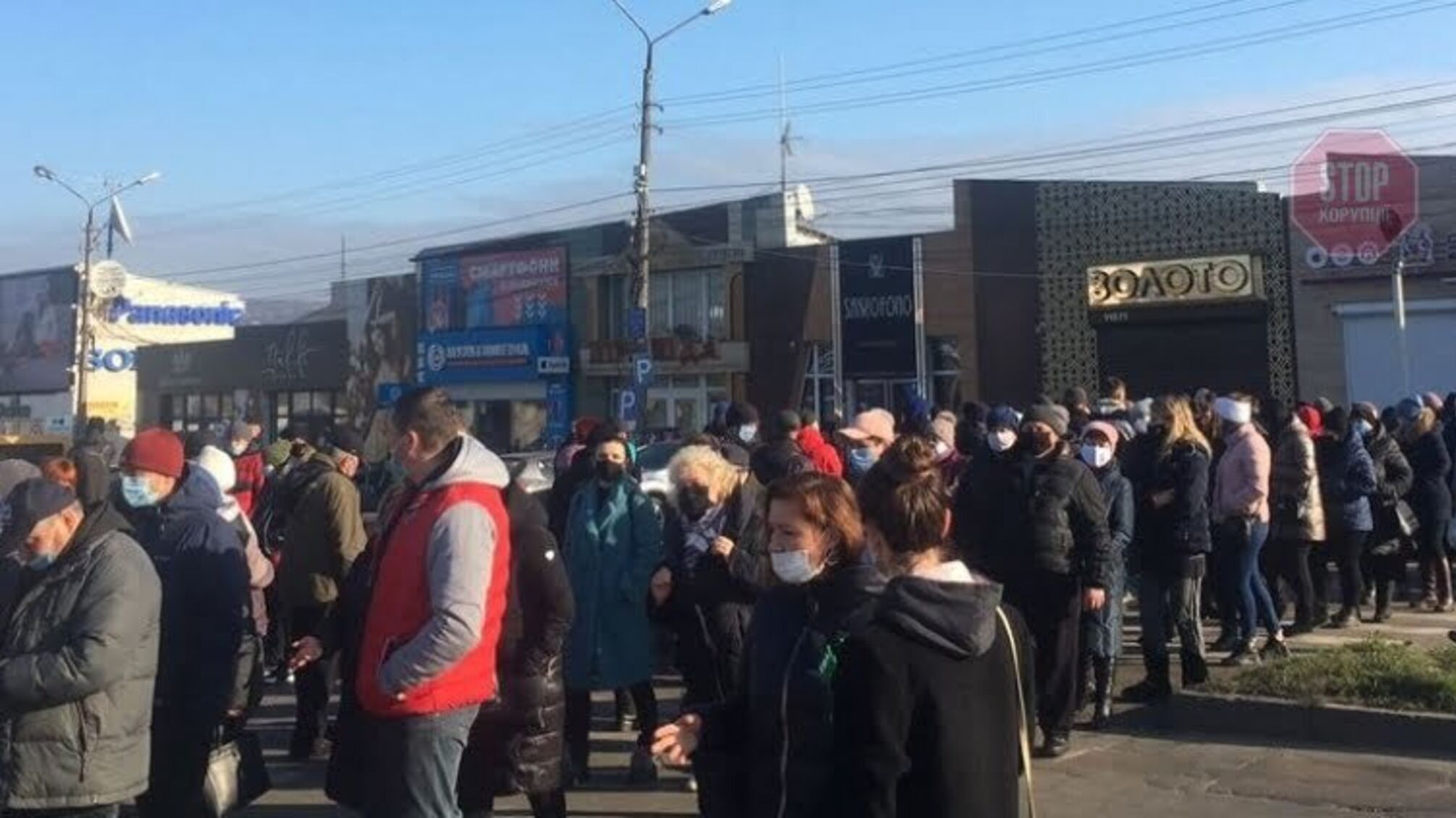 Перекрили дорогу та вимагають дозволити роботу: у Чернівцях підприємці протестують проти карантину вихідного дня