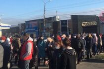 Перекрили дорогу та вимагають дозволити роботу: у Чернівцях підприємці протестують проти карантину вихідного дня