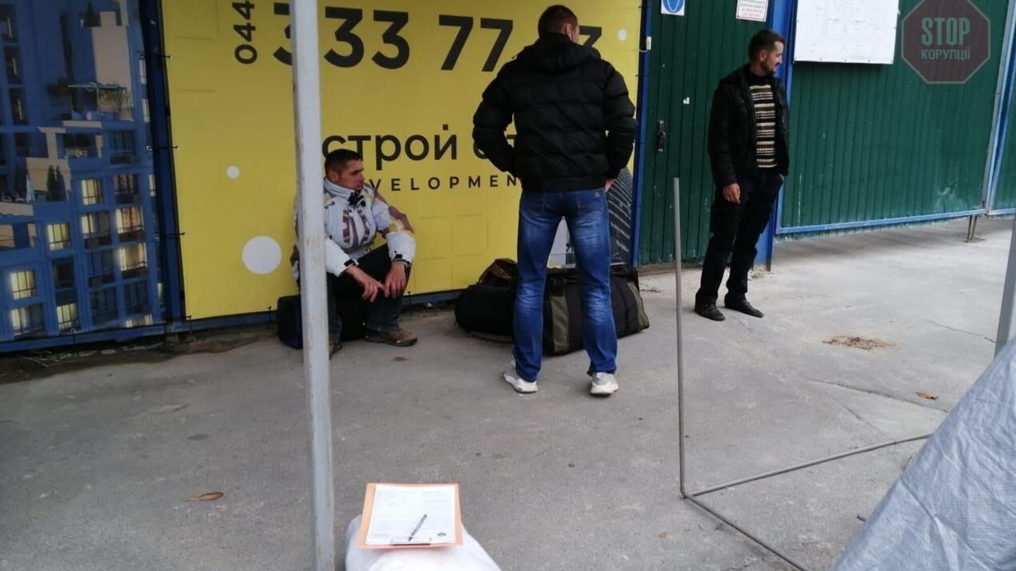 Горілку п'ють, пиріжки жують: активісти впіймали п'яних будівельників елітного ЖК у Києві