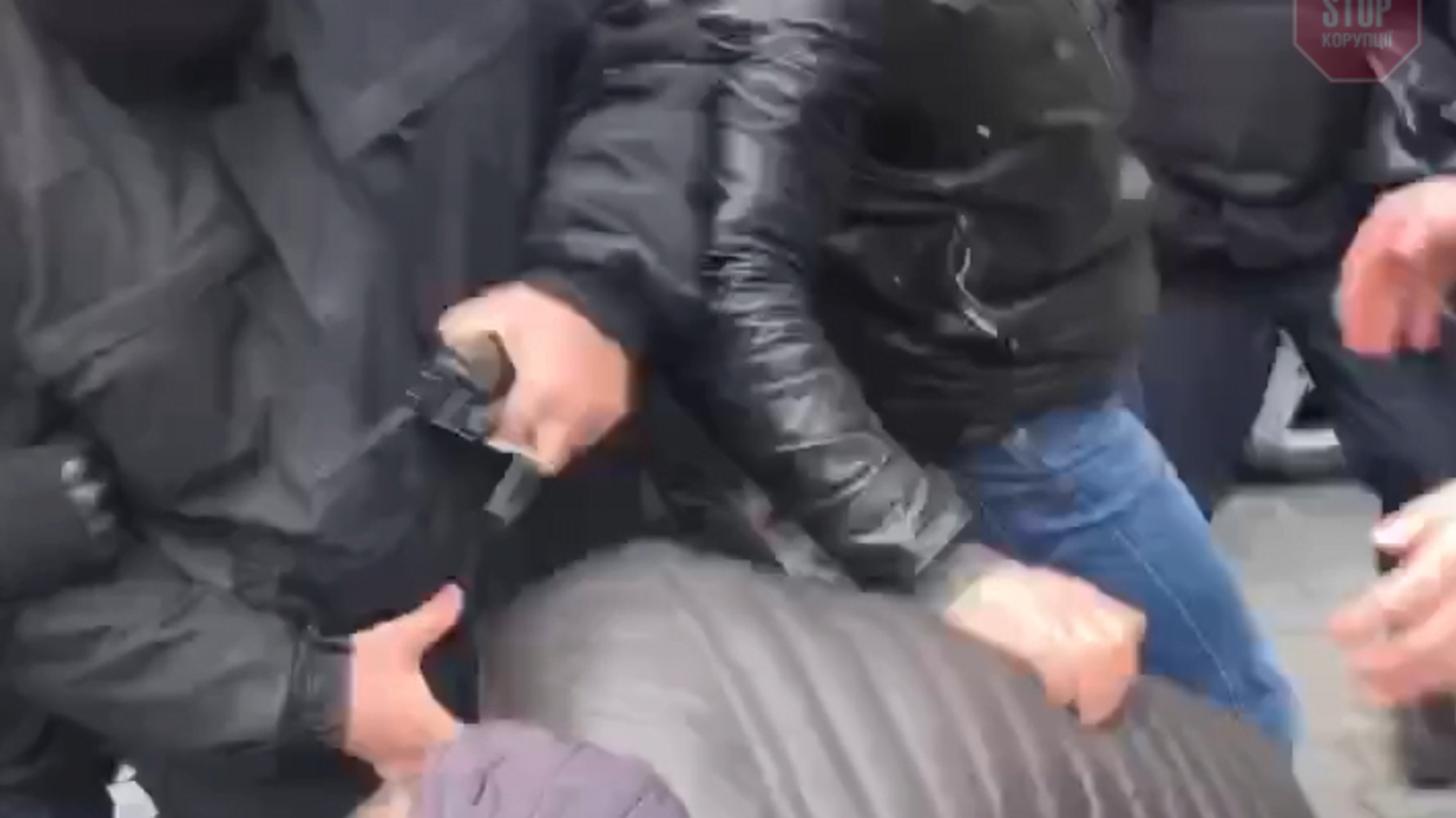 «Євробляхери» влаштували сутички під Кабміном (відео)