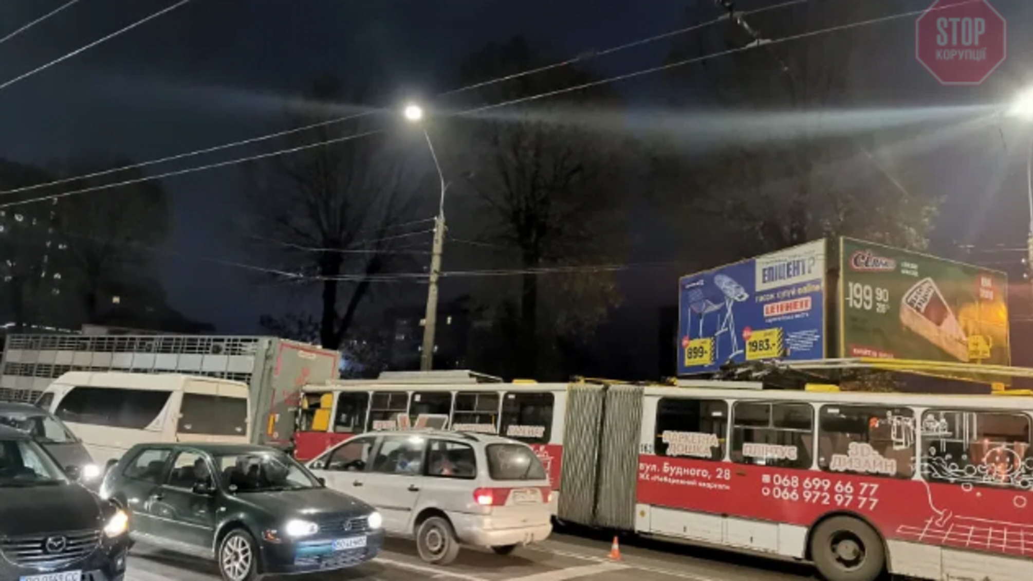Тролейбус із людьми в’їхав у вантажівку із свиньми: у Тернополі сталася ДТП (фото)