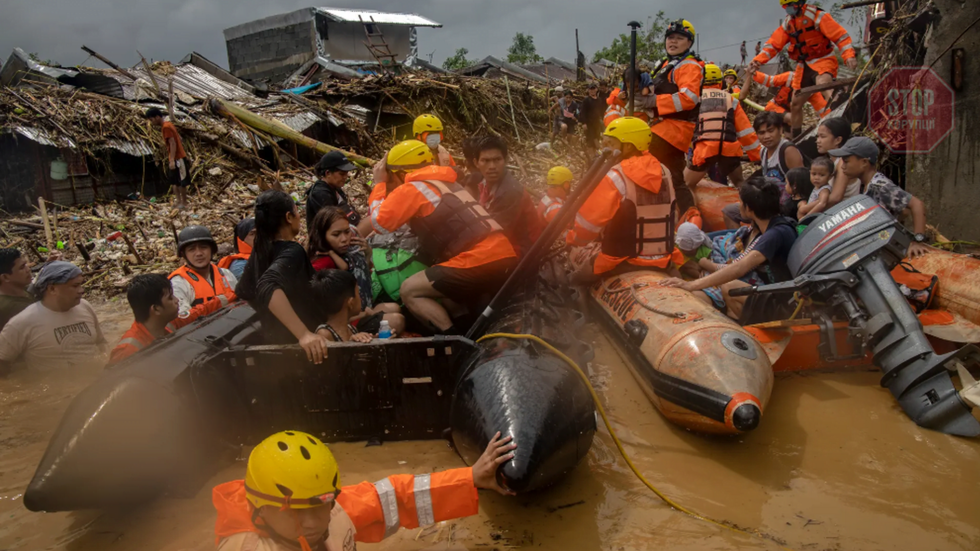13 загиблих і 15 зниклих безвісти: на Філіппінах вирує тайфун Vamco (фото)