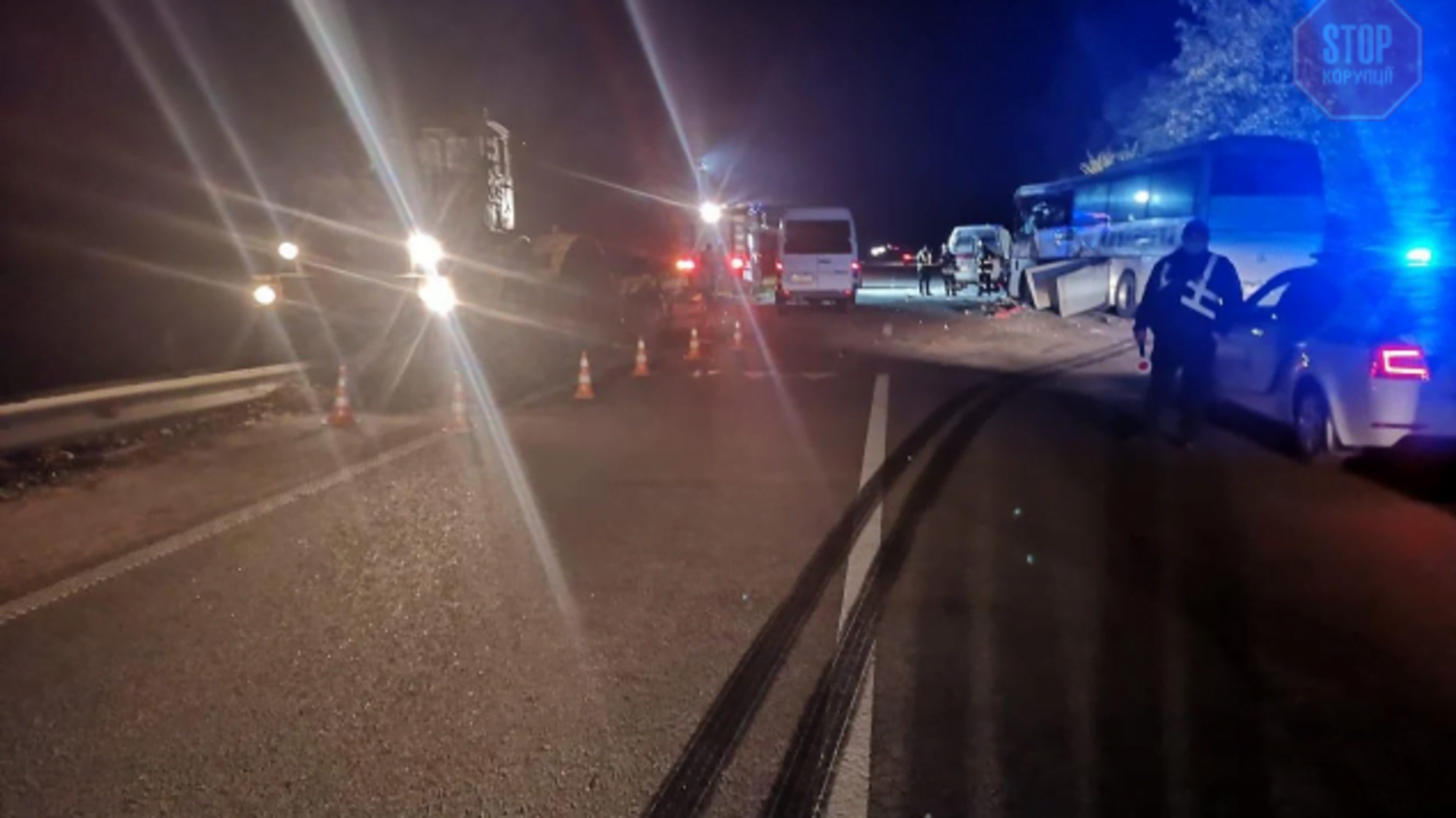 На Запоріжжі рейсовий автобус зіткнувся з трактором, є жертви (фото)