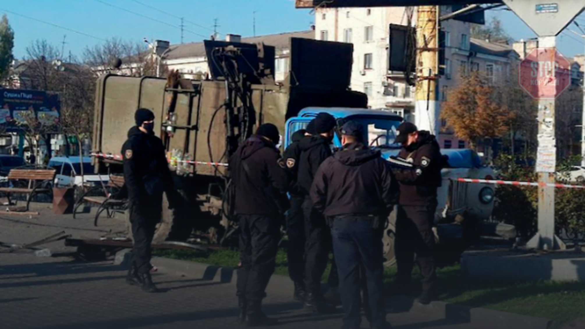 Зачепив жінку з маленькою дитиною: на Дніпропетровщині сталась ДТП зі сміттєвозом