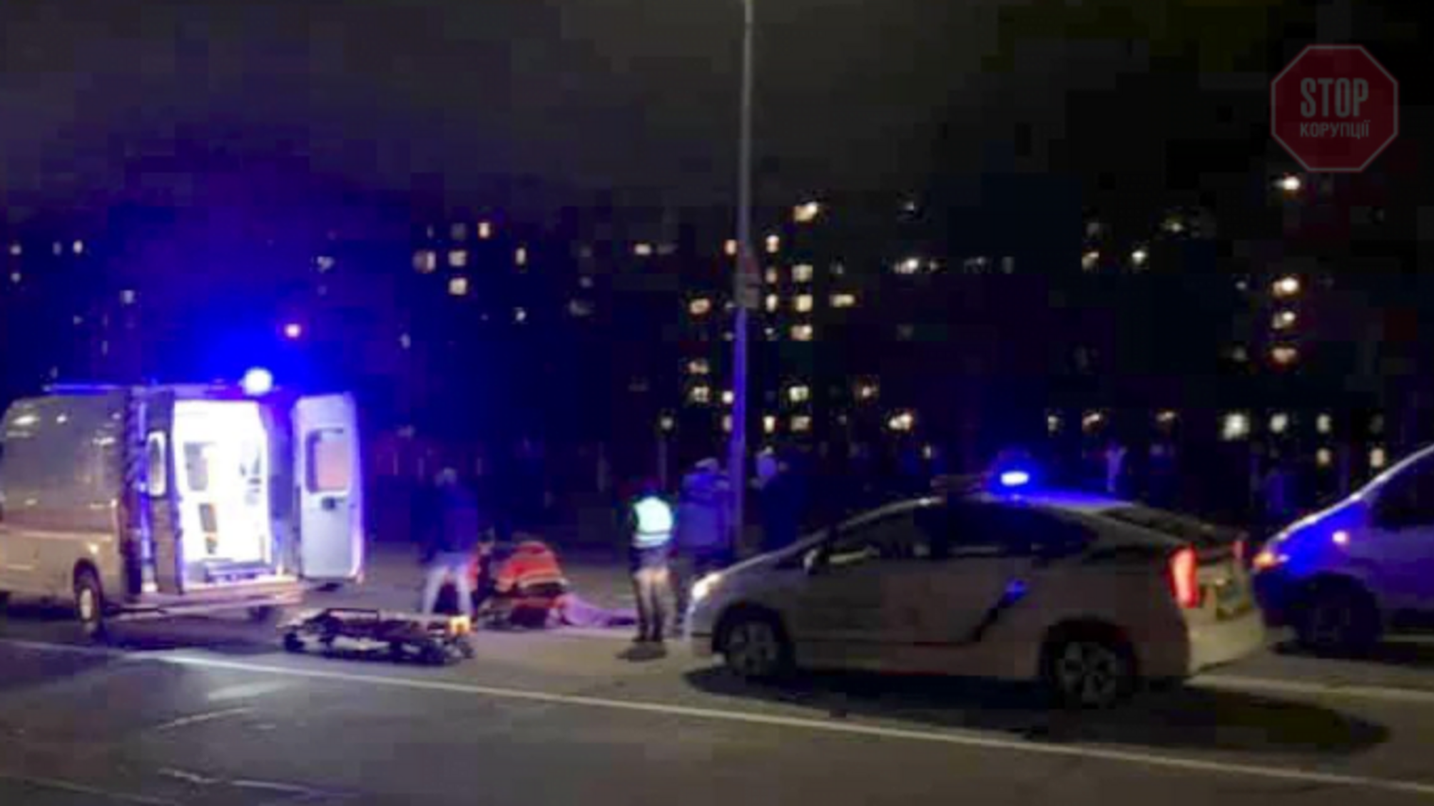 «Нещасливий» перехід: на столичній Воскресенці вкотре збили пішохода (фото)