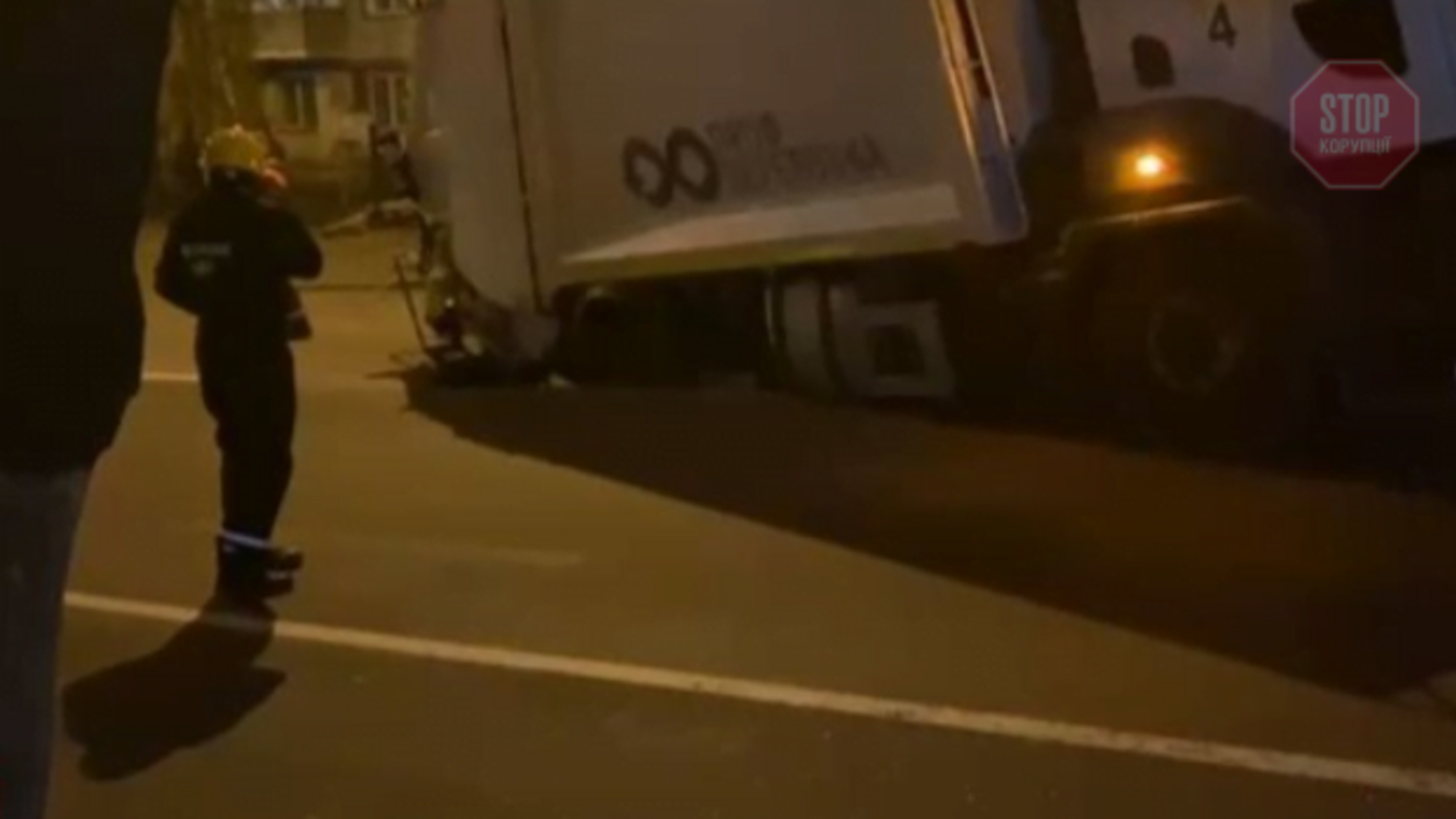 У столиці сміттєвоз провалився під асфальт