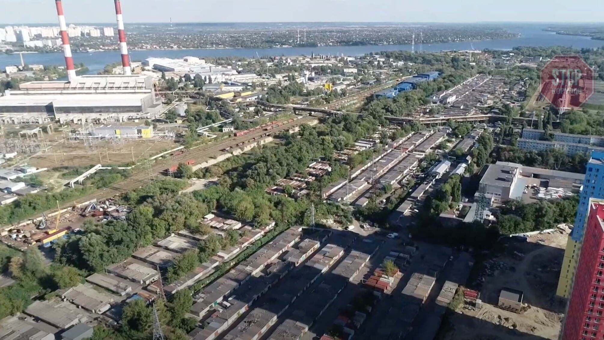 Між автострадою й заводом: у Києві житловий квартал будують посеред промзони