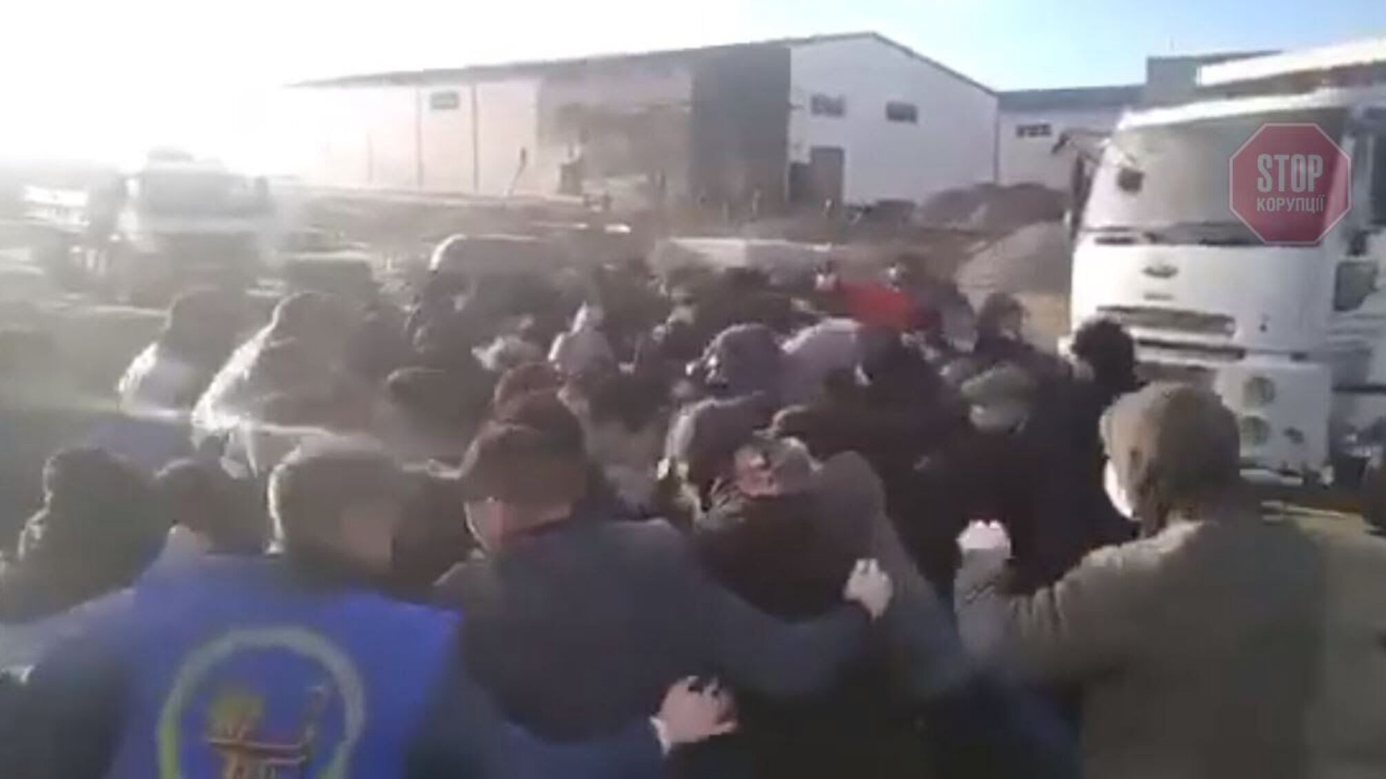 Сутички з «тітушками» на Київщині: вантажівки піщаних нелегалів з ТОВ «Собі» зруйнували дорогу (відео)