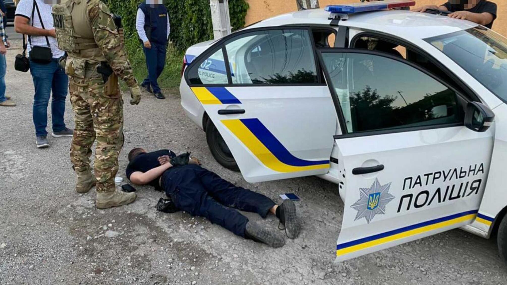 «Вибивання» грошей та збут привласнених наркотиків – на Донеччині судитимуть організовану злочинну групу колишніх поліцейських