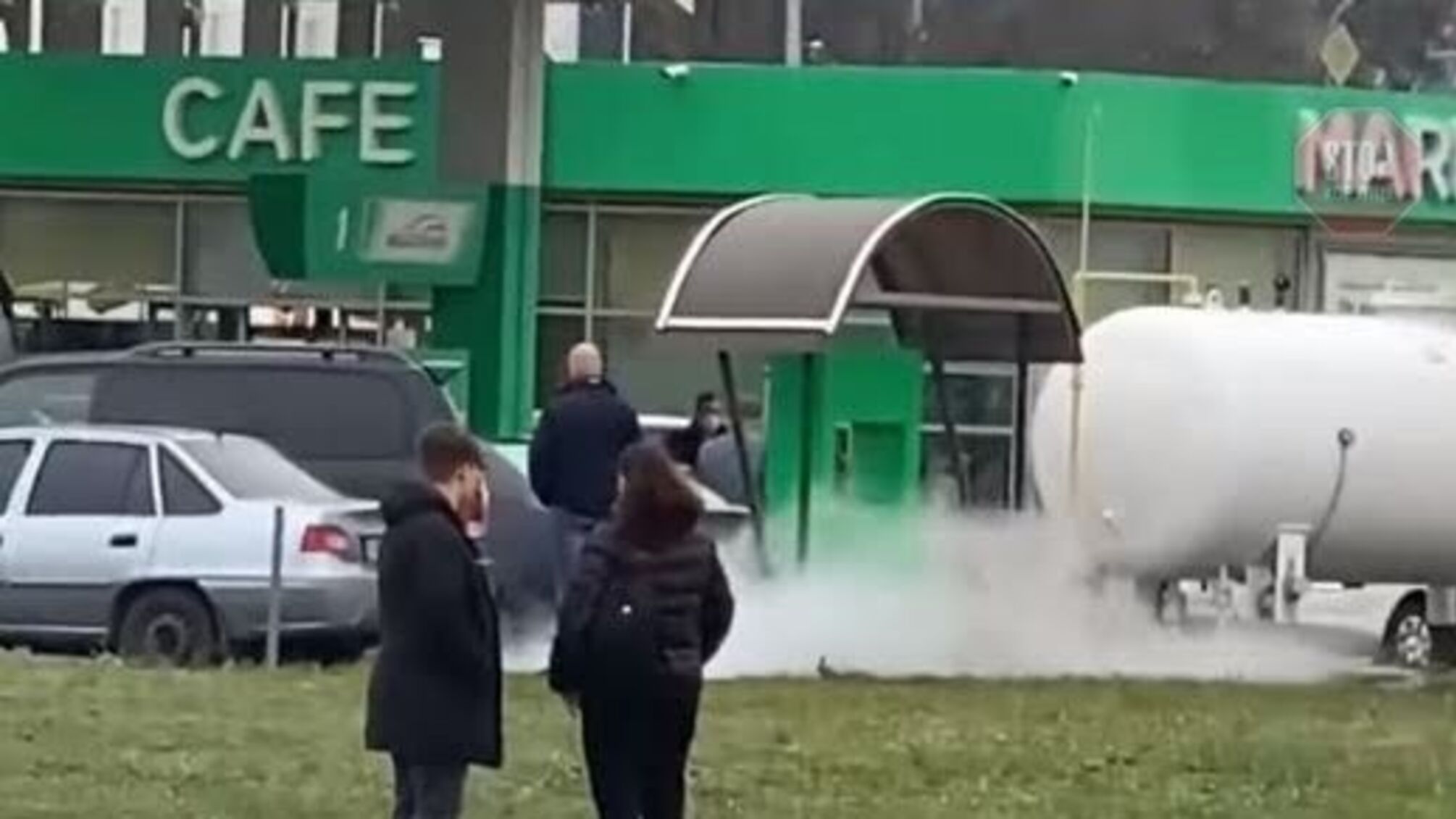 У Києві поблизу метро 'Лісова' стався витік газу на АЗС – соцмережі (відео)