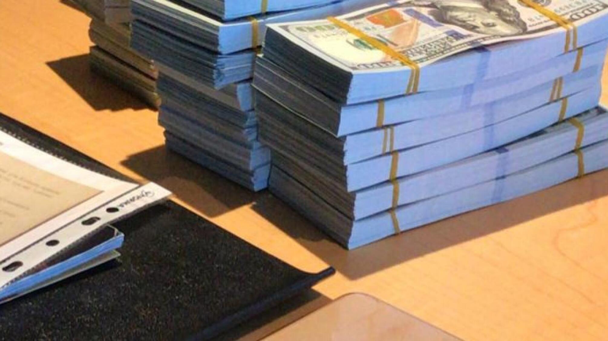 500 000 доларів за активізацію розслідування та відшкодування багатомільйонних збитків – ДБР затримало двох шахраїв (ВІДЕО)