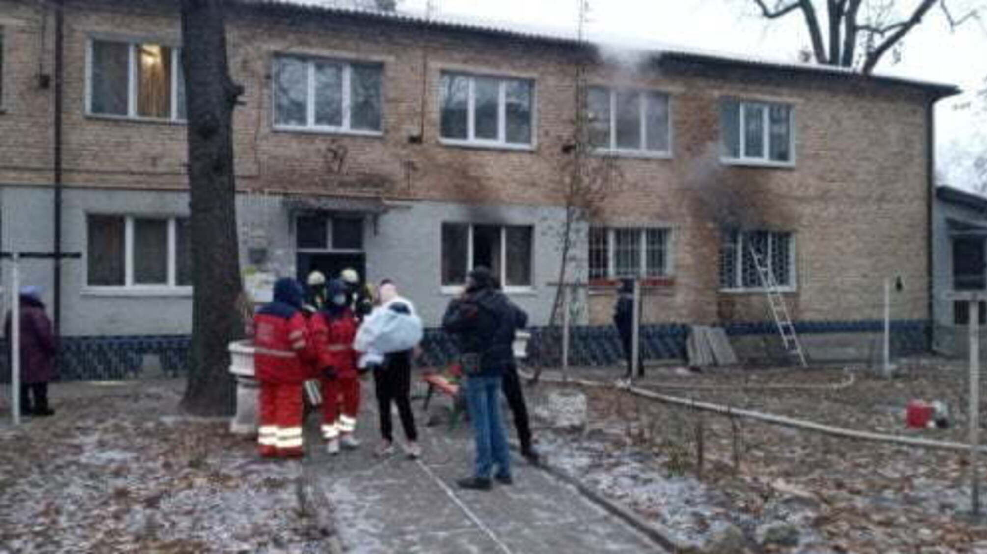 Київська область: з задимленого будинку евакуйовано 8 дорослих та немовля