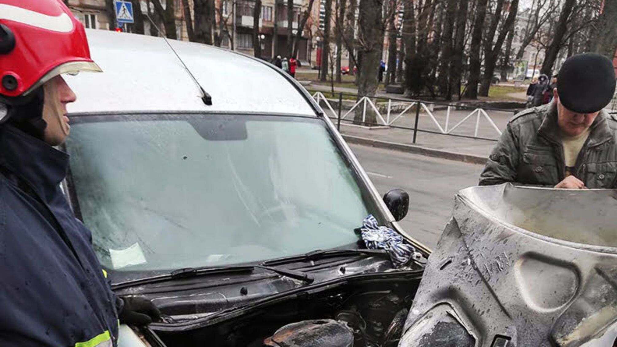 У Хмельницькому вогнеборці врятували легковий автомобіль від знищення вогнем