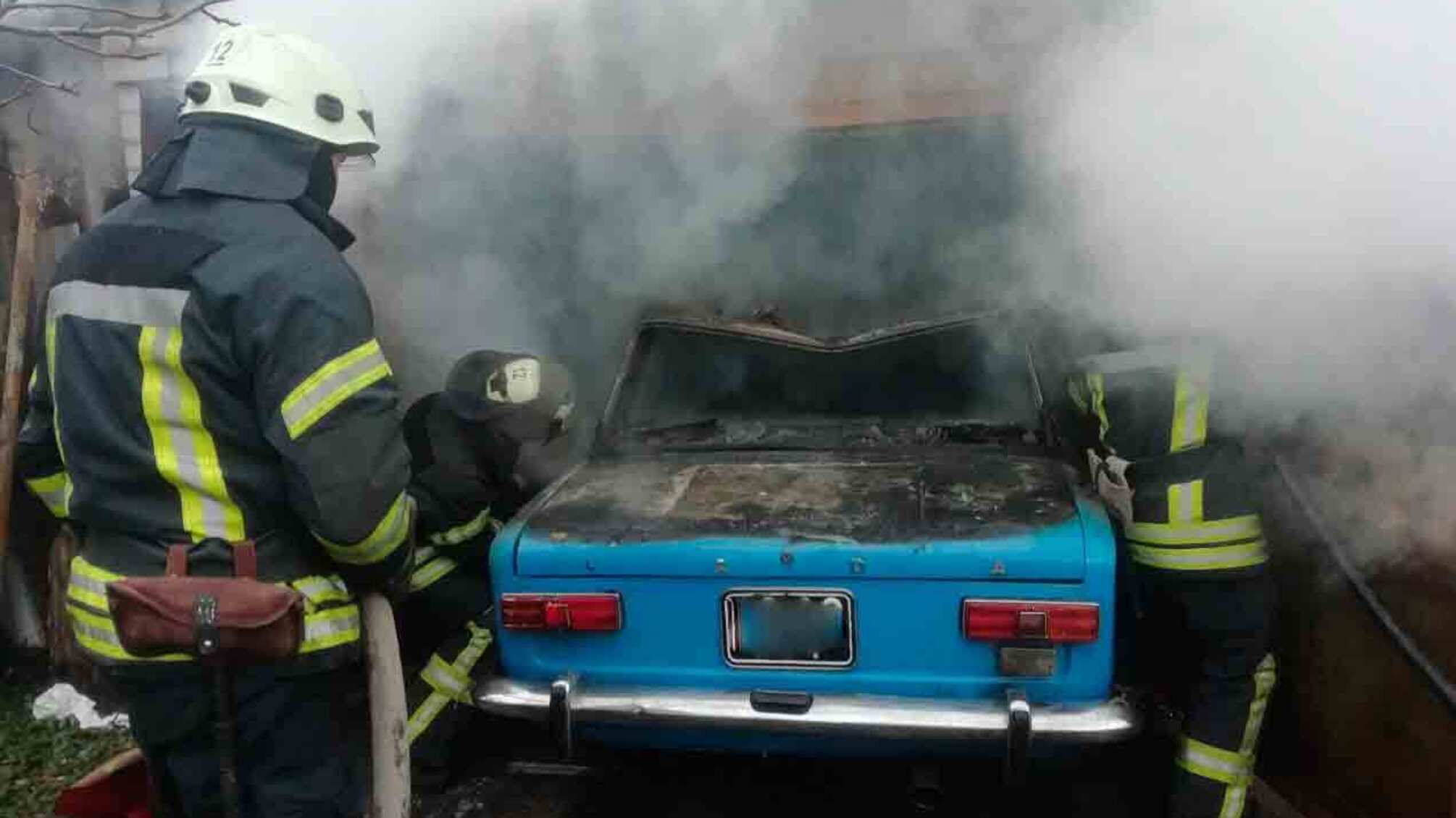 Луганська область: рятувальники ліквідували загоряння автомобіля на приватному подвір’ї