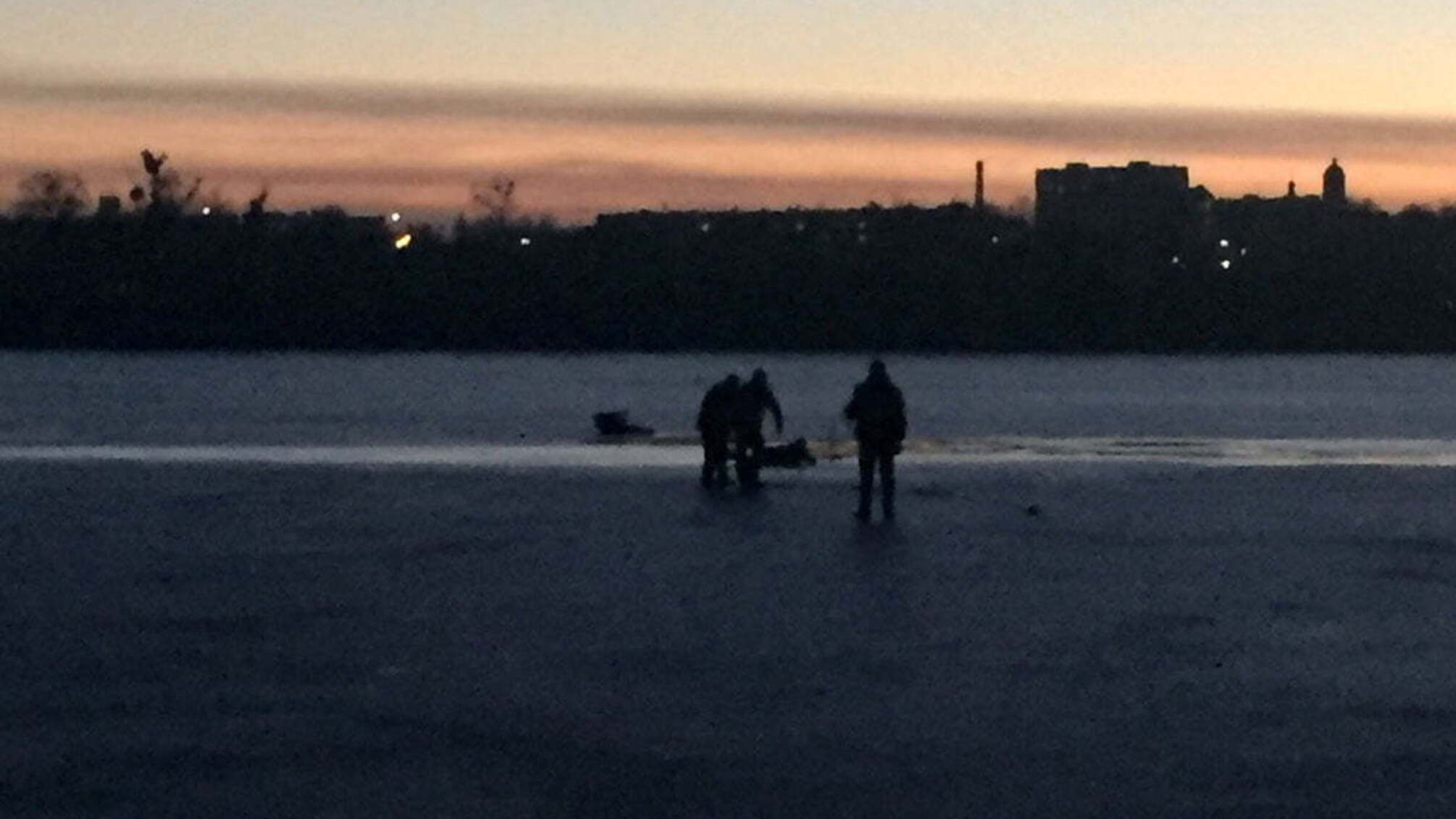 Київська область: рятувальники врятували чоловіка, який провалився під лід