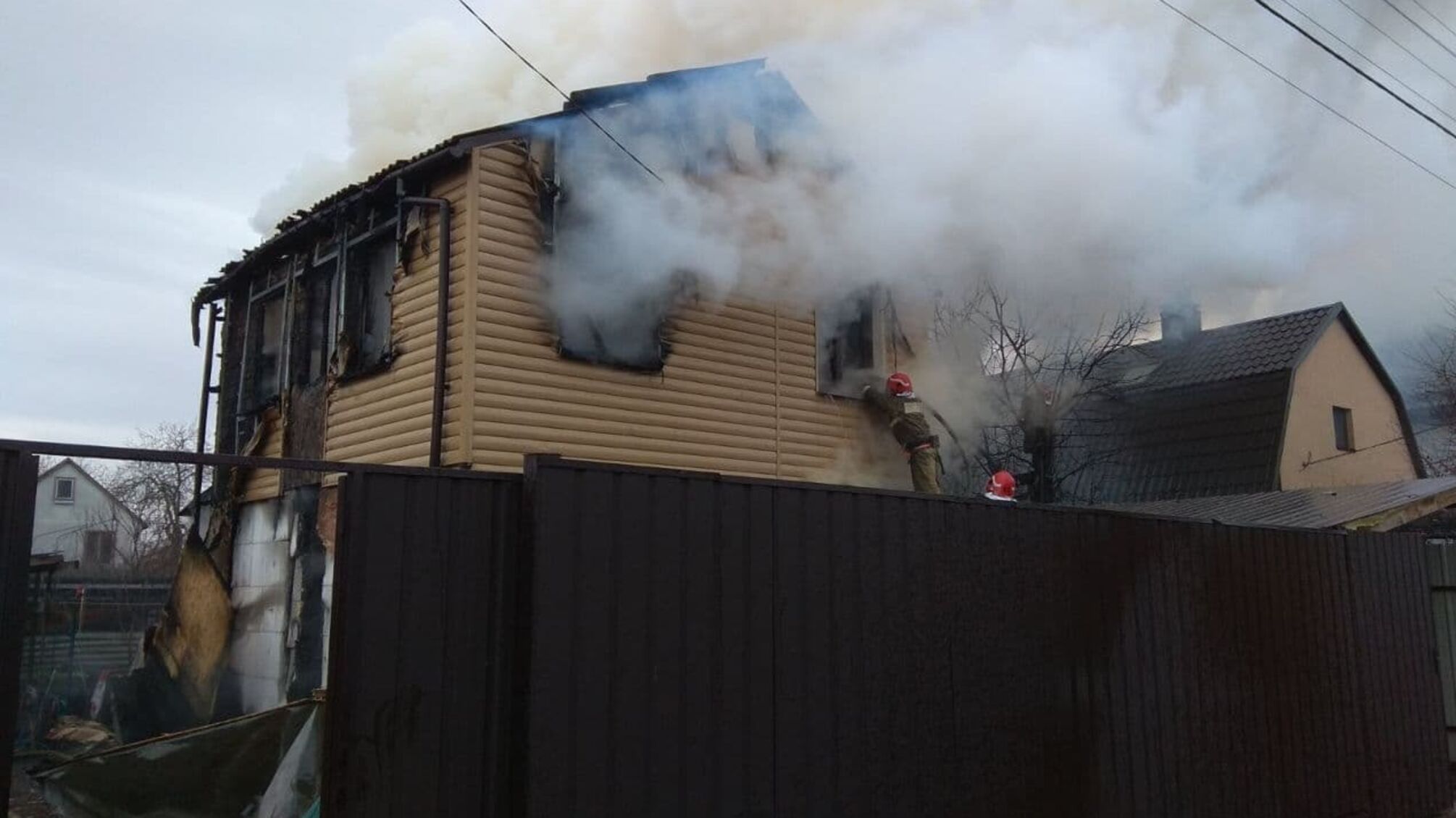 м. Київ: вогнеборці ліквідували пожежу у приватному житловому будинку