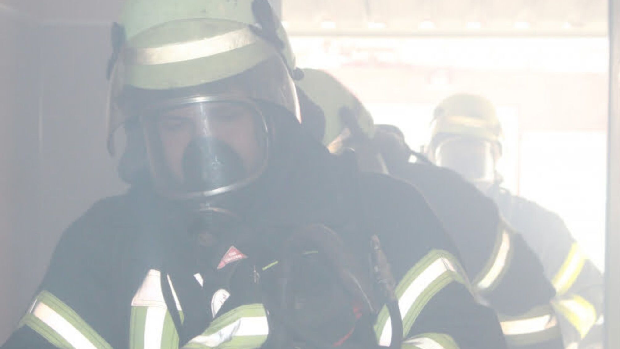 Луганщина: під час гасіння пожежі вогнеборці врятували двох людей та евакуювали 10, з них двоє дітей