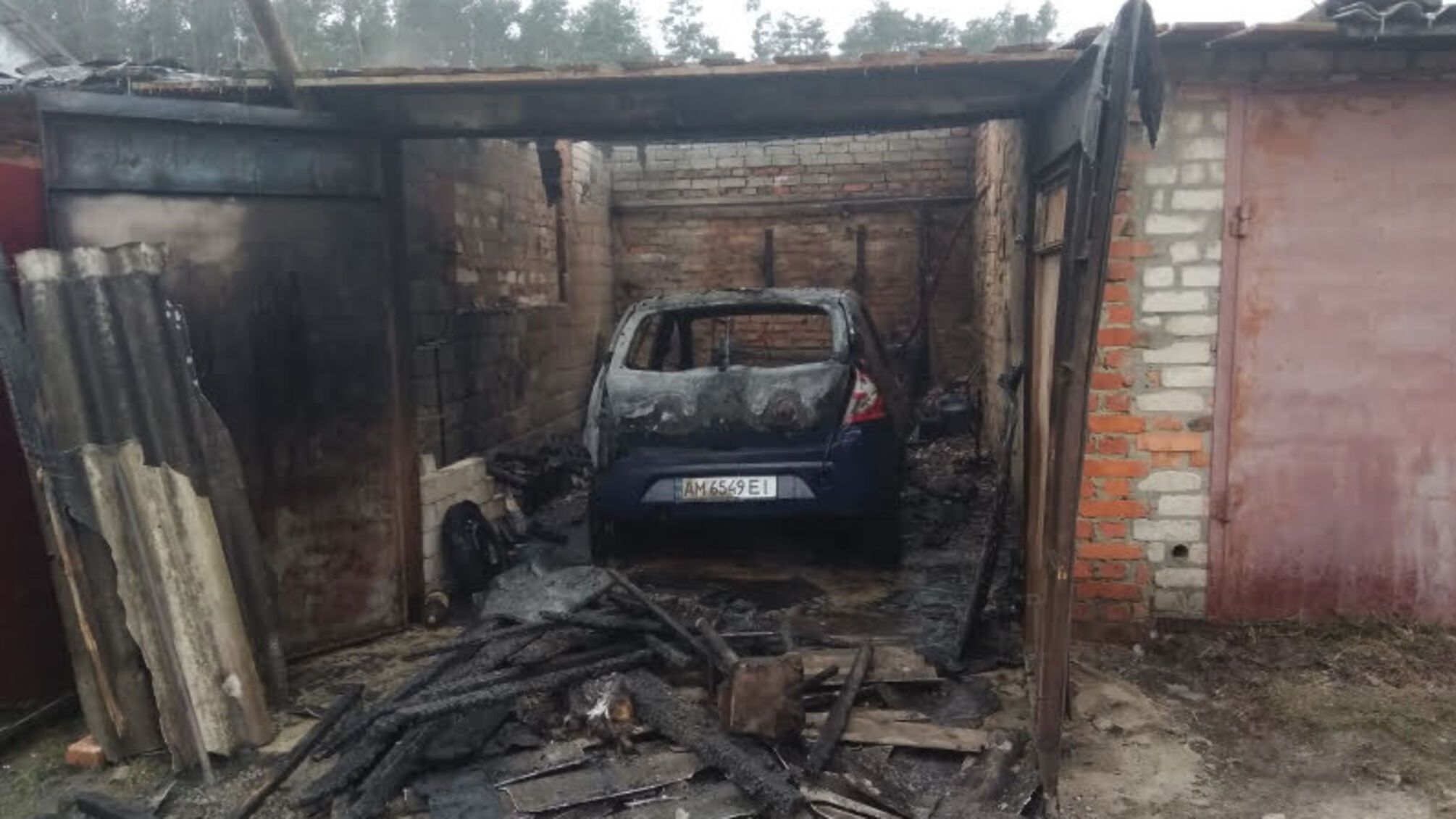 Житомир: рятувальники ліквідували пожежу на території гаражного кооперативу, під час якої травмувалася людина