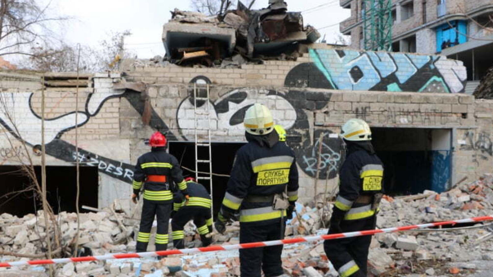 Дніпровські рятувальники дістали з-під завалу чоловіка