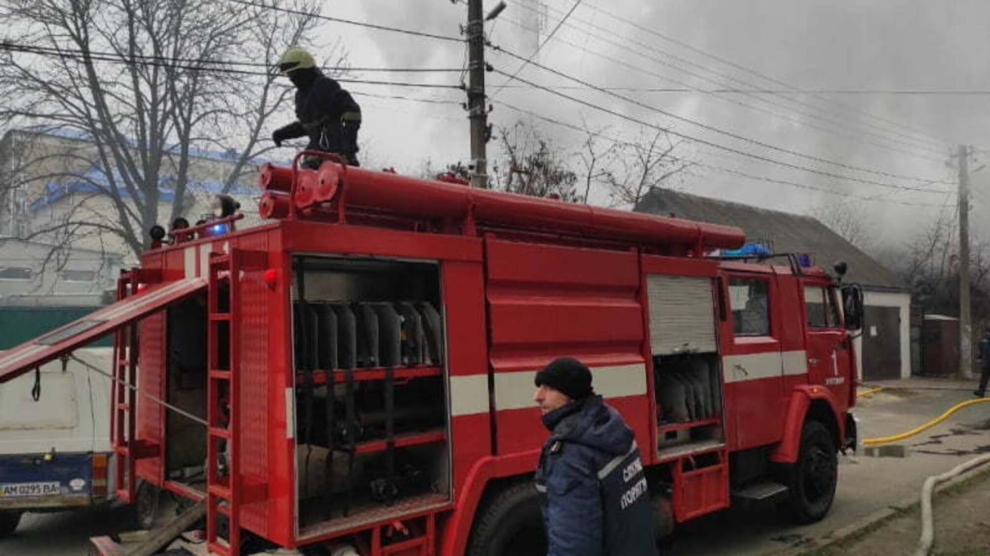 У Житомирі горів дах будинку на двох господарів