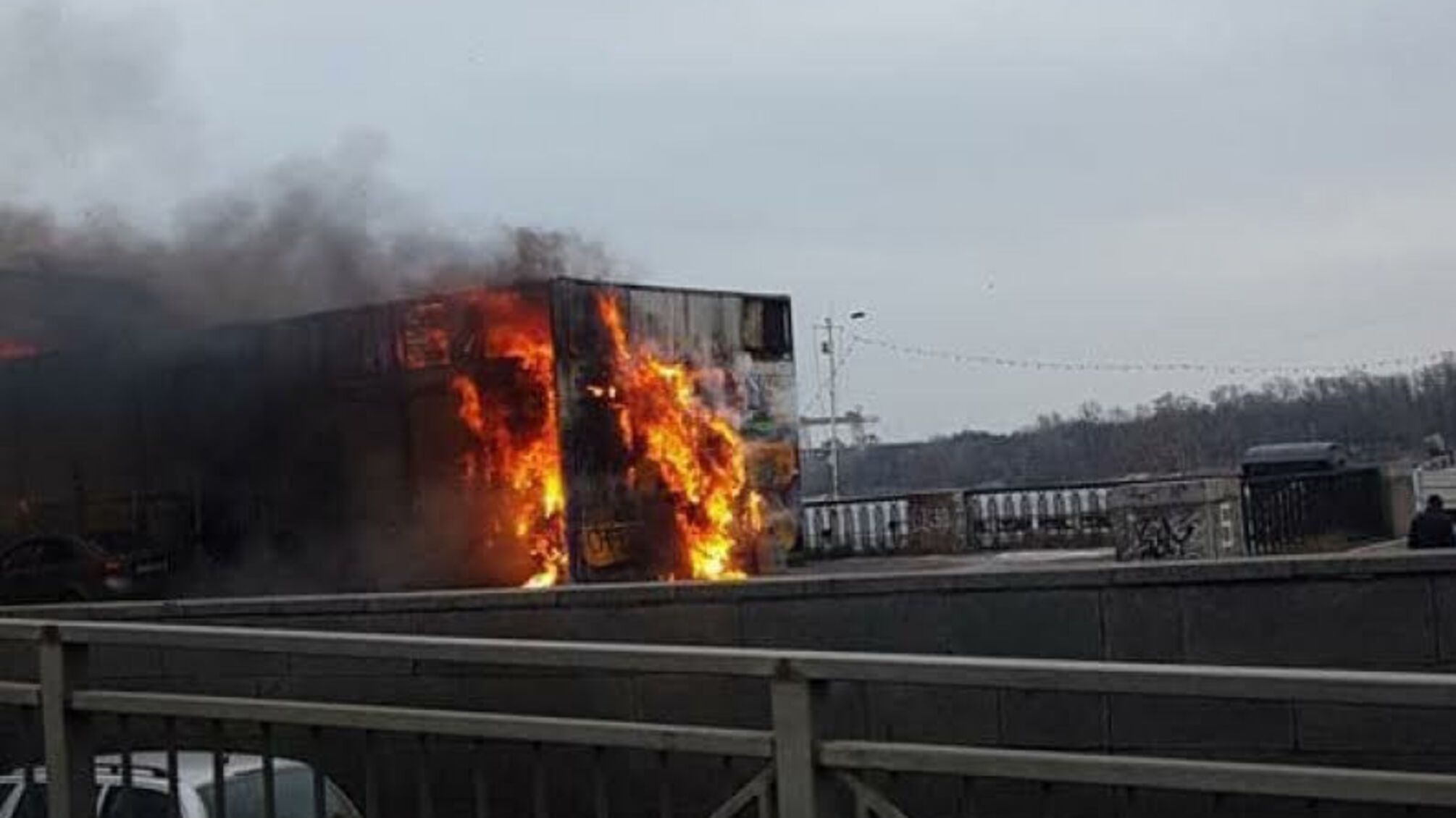 м. Київ: вогнеборці ліквідували загоряння металевого павільйону