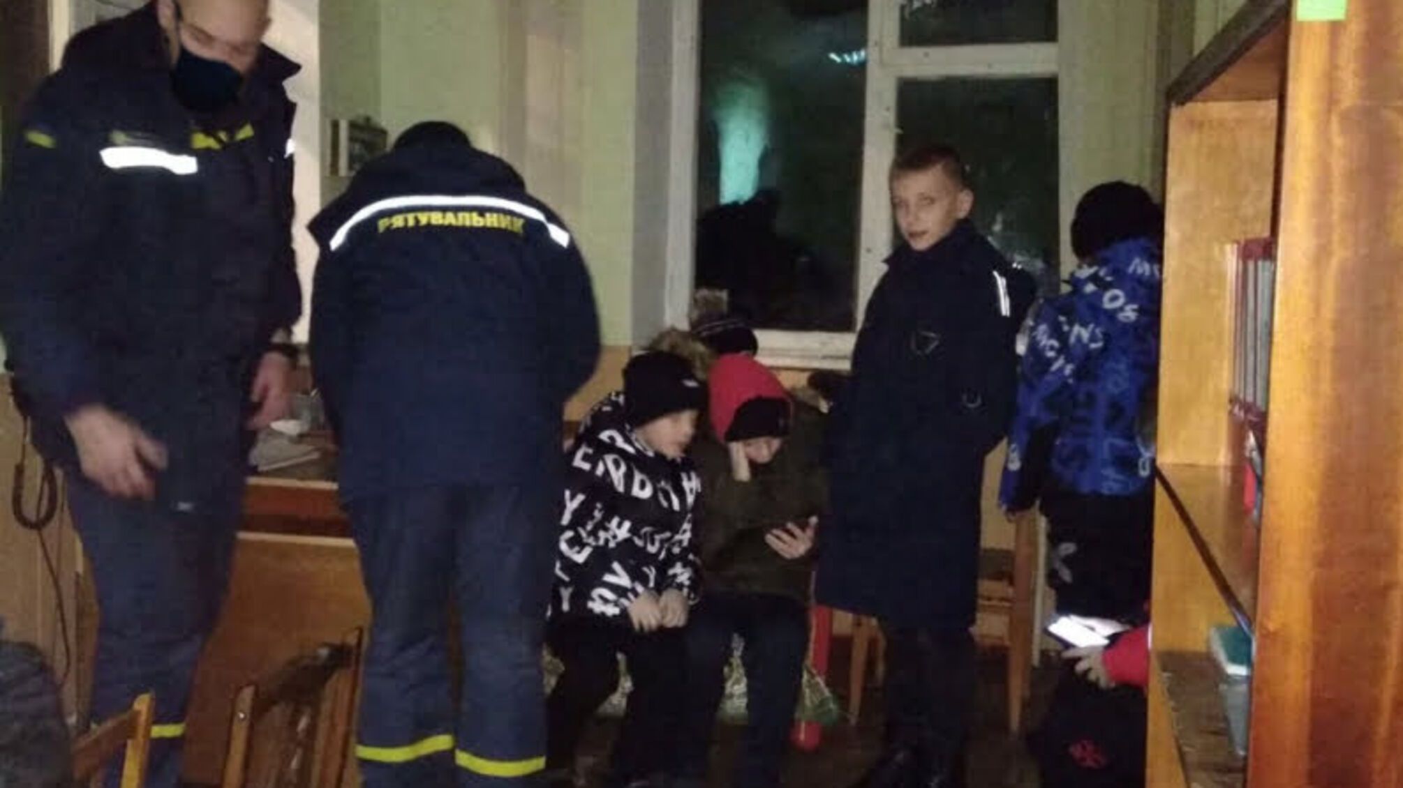Чернівецька область: рятувальники відбуксирували автобус, котрий застряг посеред дороги з 9 дітьми та 9 дорослими пасажирами