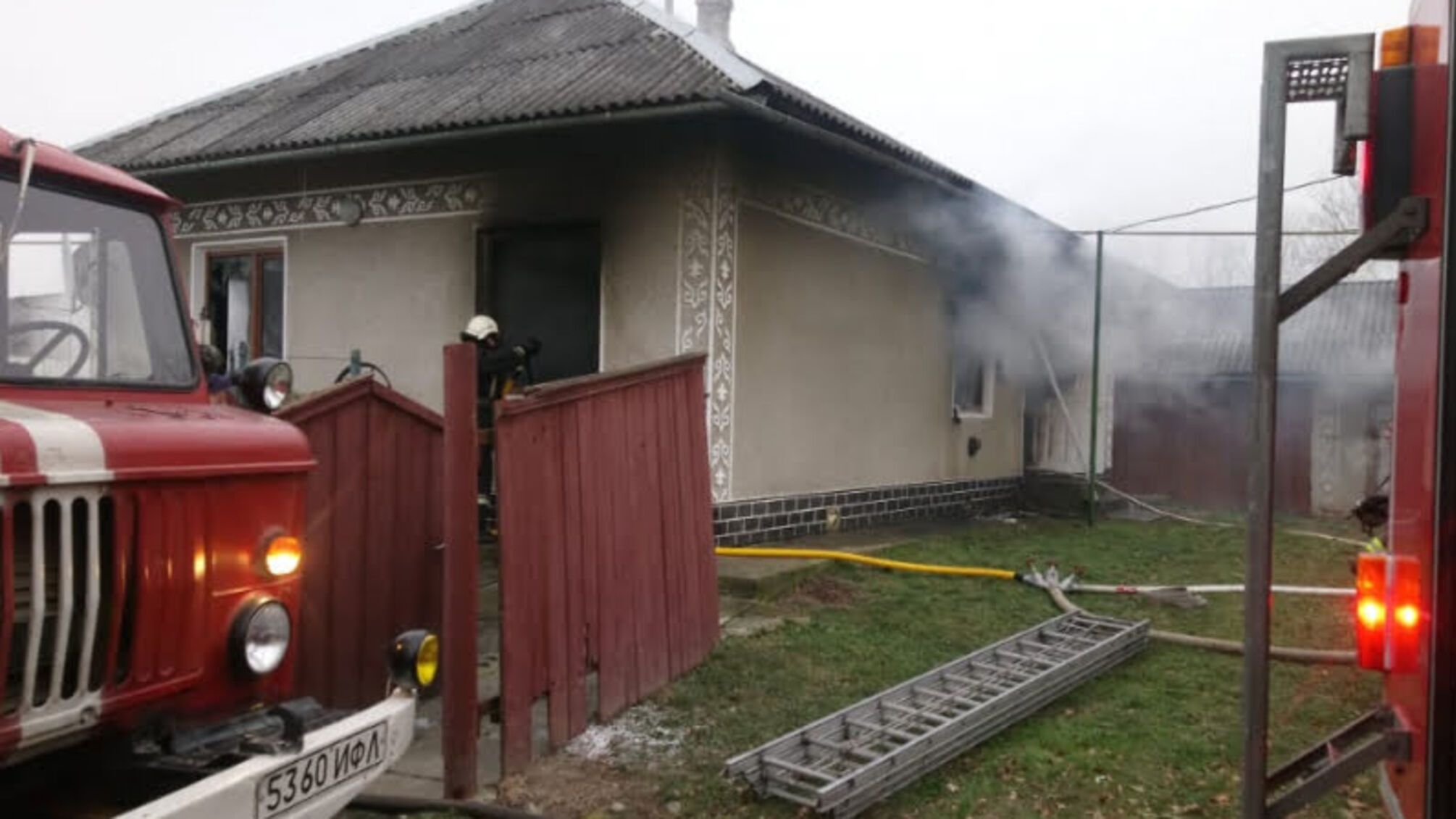 Івано-Франківська область: вогнеборці ліквідували пожежу житлового будинку в селі Видинів