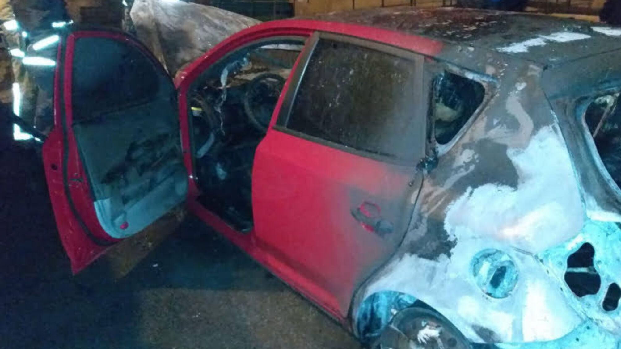 Харків: рятувальники загасили пожежу в легковику